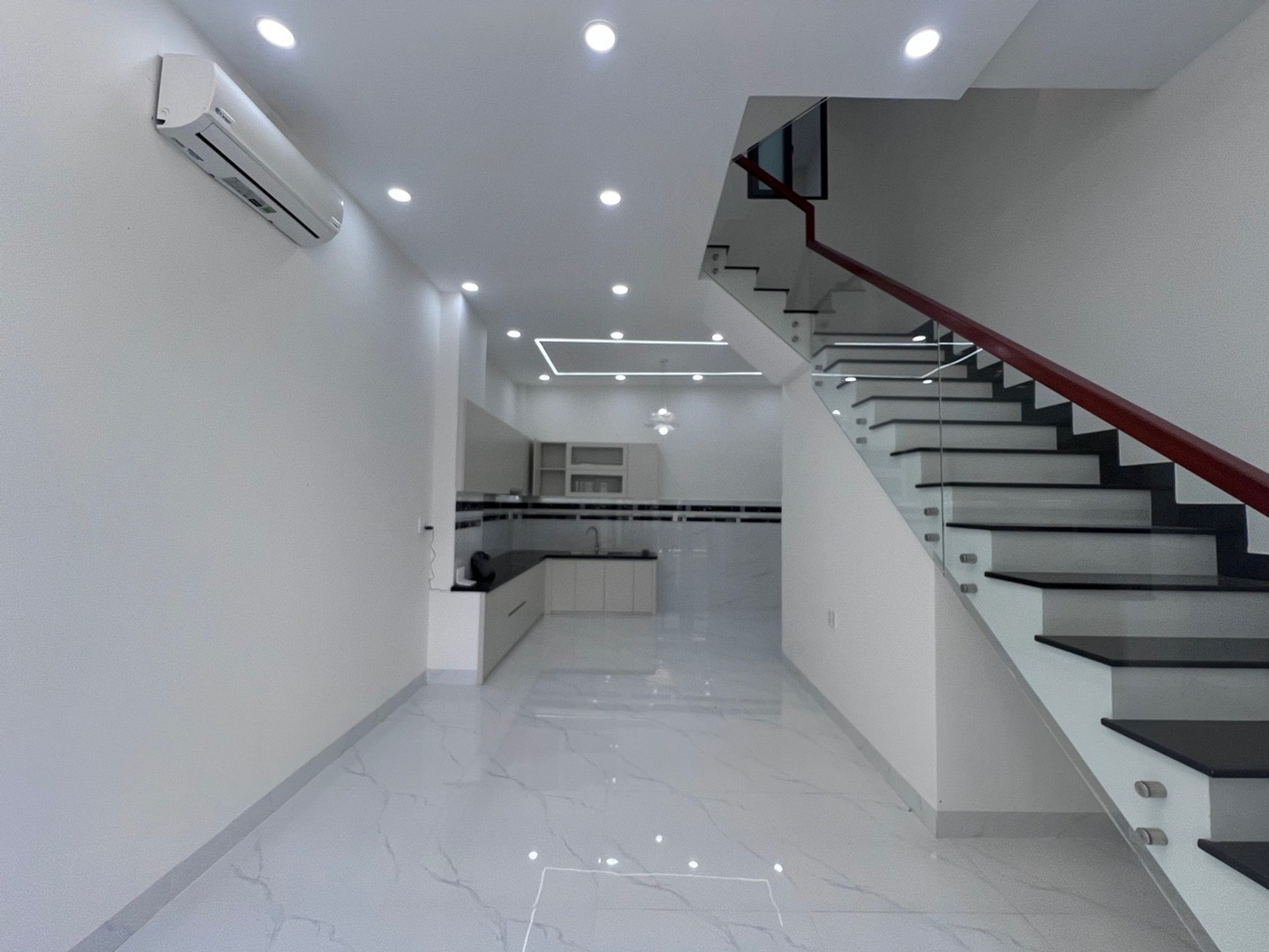 Nhà 3 Tầng Hiện Đại Quận Long Bình, Gần Vinhomes