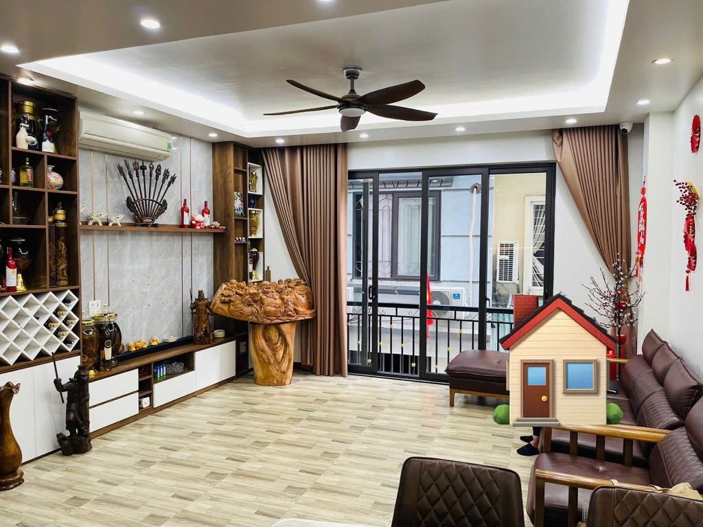 Bán nhà 5 tầng Tây Hồ ô tô đỗ, nội thất cao cấp, kinh doanh tốt