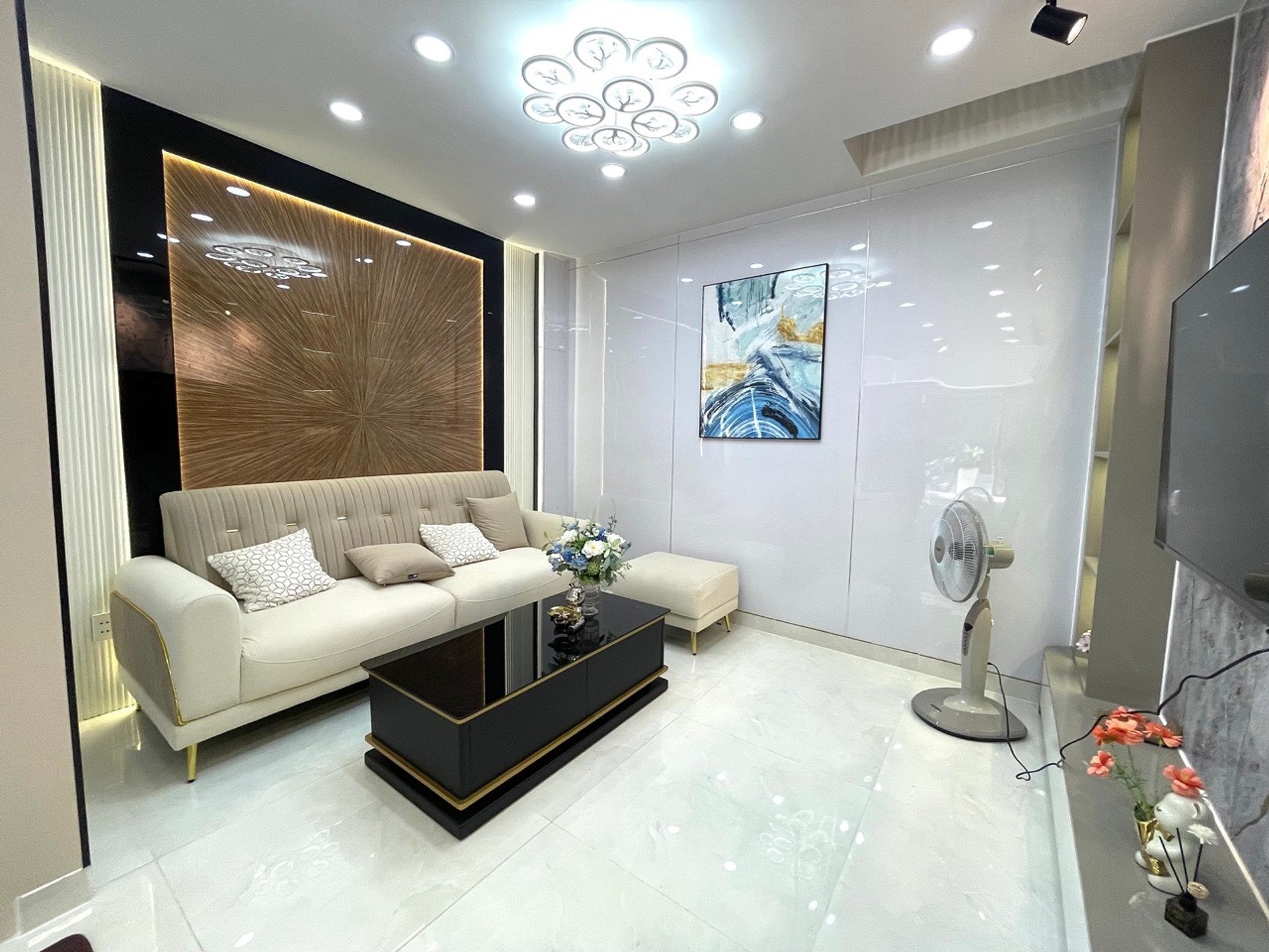 Bán nhà 5 tầng 43m2, đường số 8, giá 7.6 tỷ, ô tô vào nhà