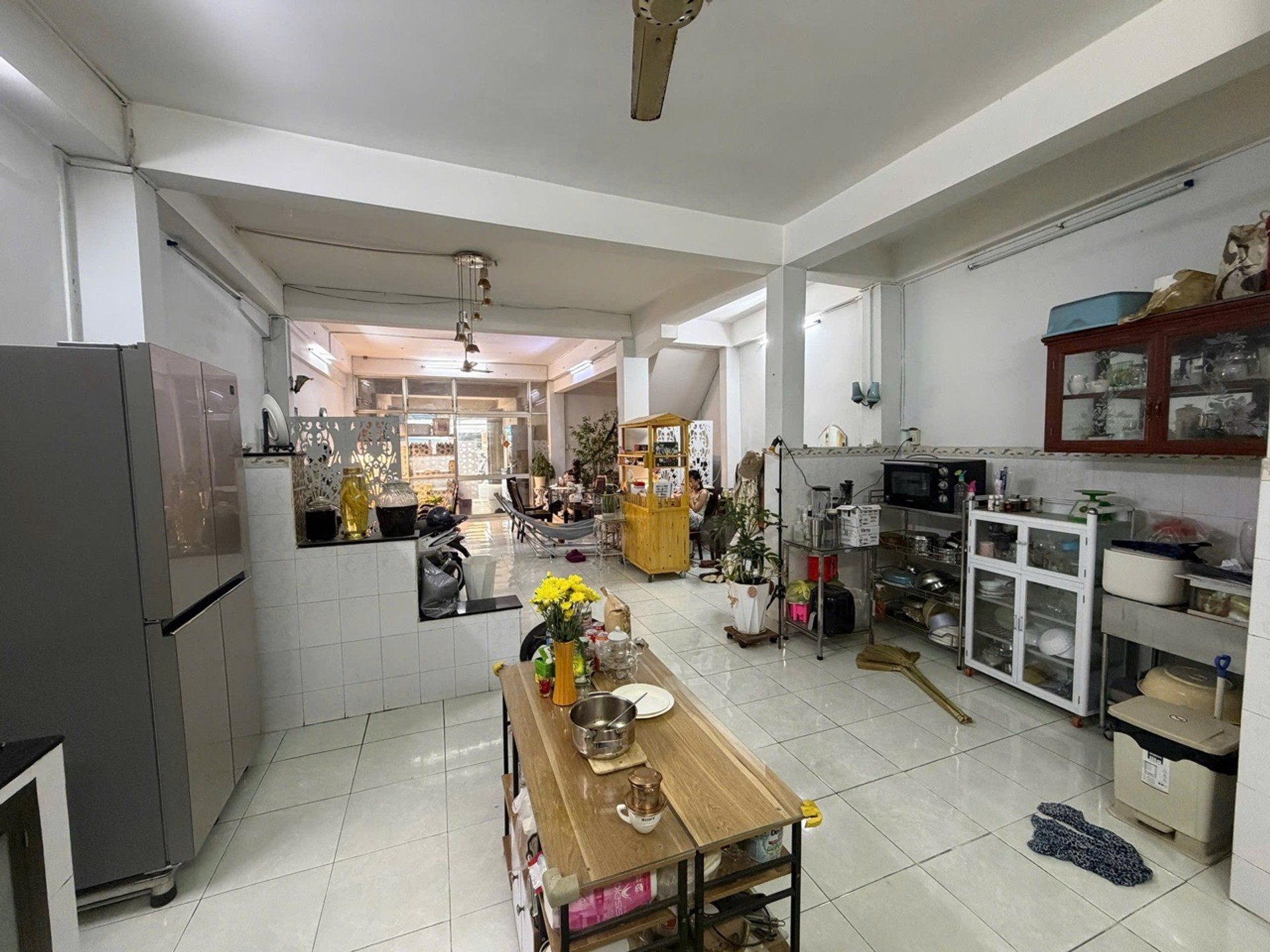 Nhà mặt phố rộng 105m², 3 tầng, khu vực kinh doanh sầm uất