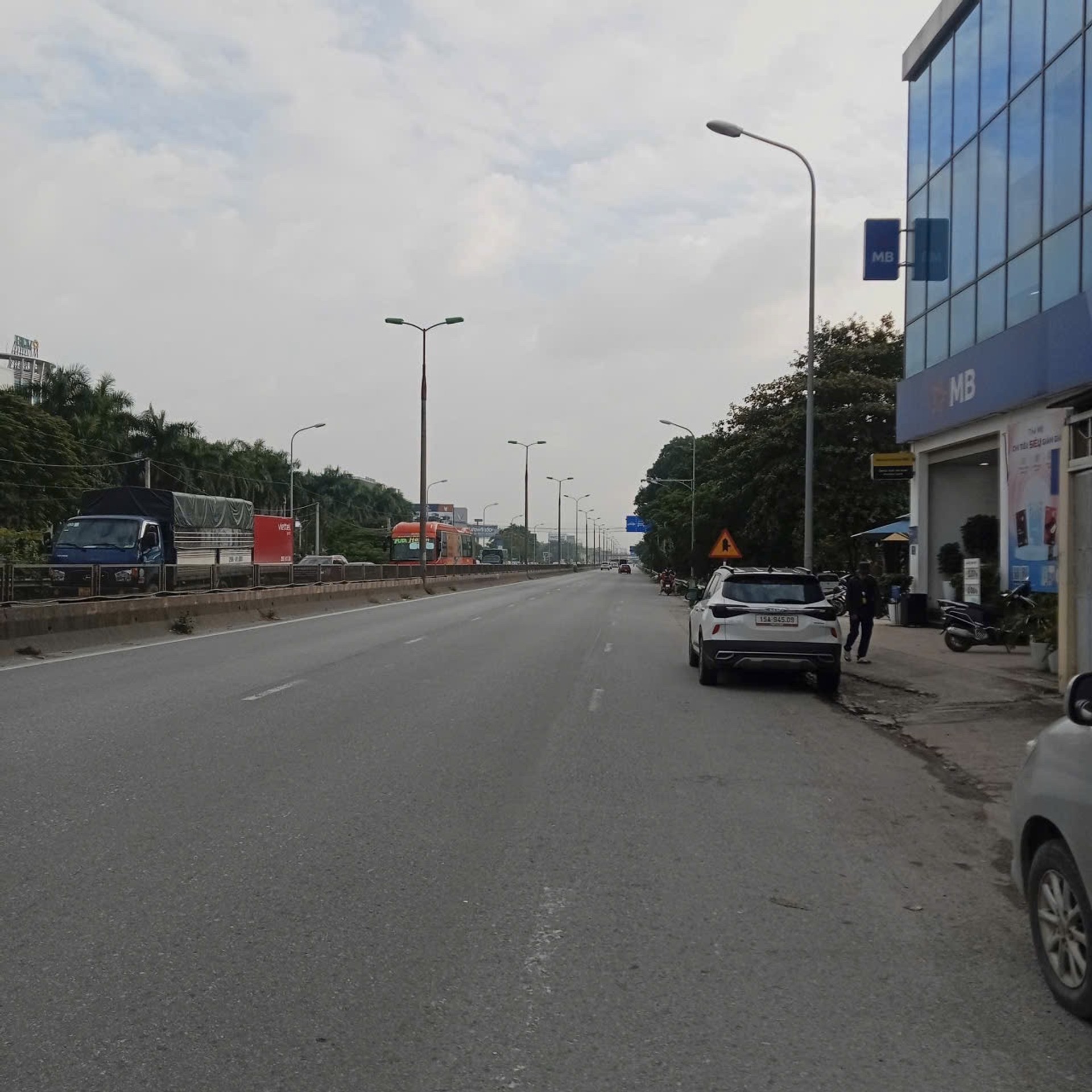 Bán nhà riêng 3 tầng tại Quang Minh Mê Linh nhà xây mới oto đỗ cửa