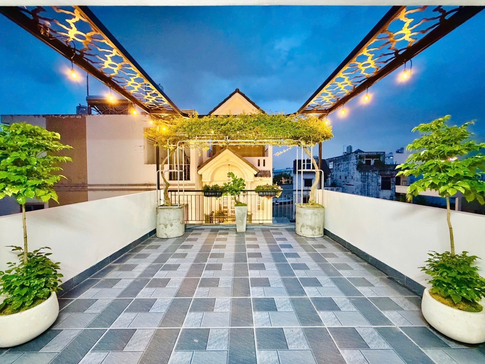 BÁN NHÀ MỚI XÂY XE HƠI NGỦ TRONG NHÀ