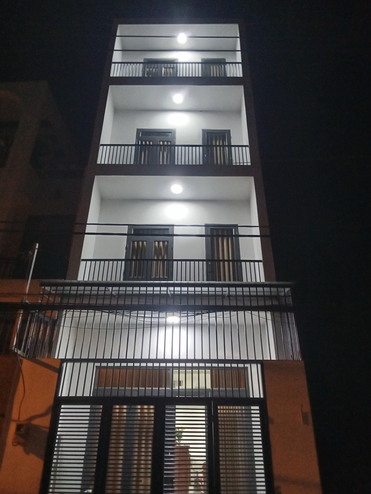 Bán nhà riêng 4 tầng tại Hương Lộ 2 với 6 phòng ngủ và hẻm rộng 8m