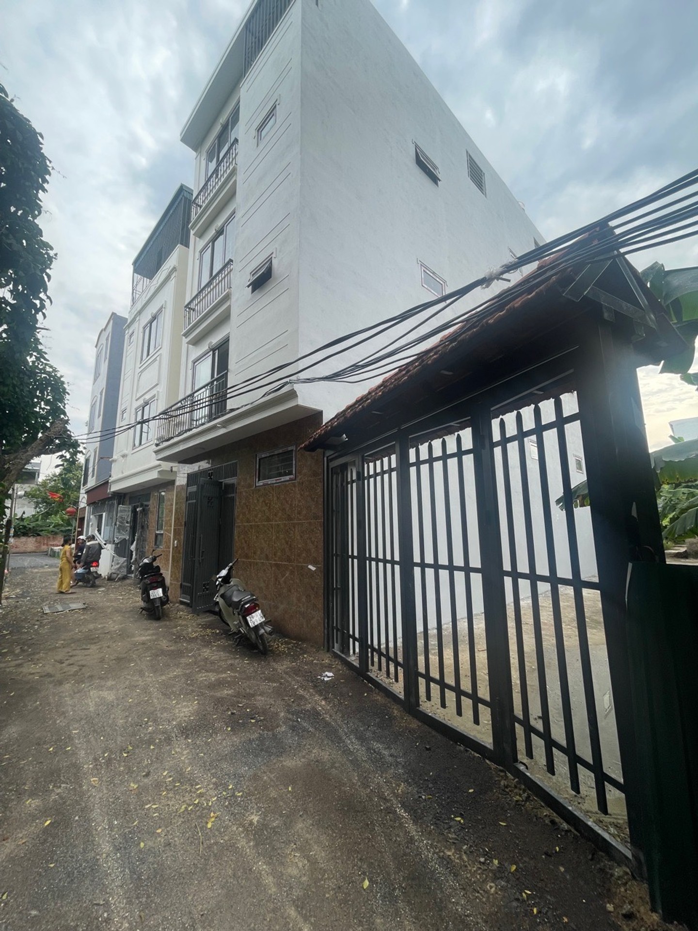 Nhà mới kính cường lực, ô tô qua cửa, ngõ thông thảnh thơi