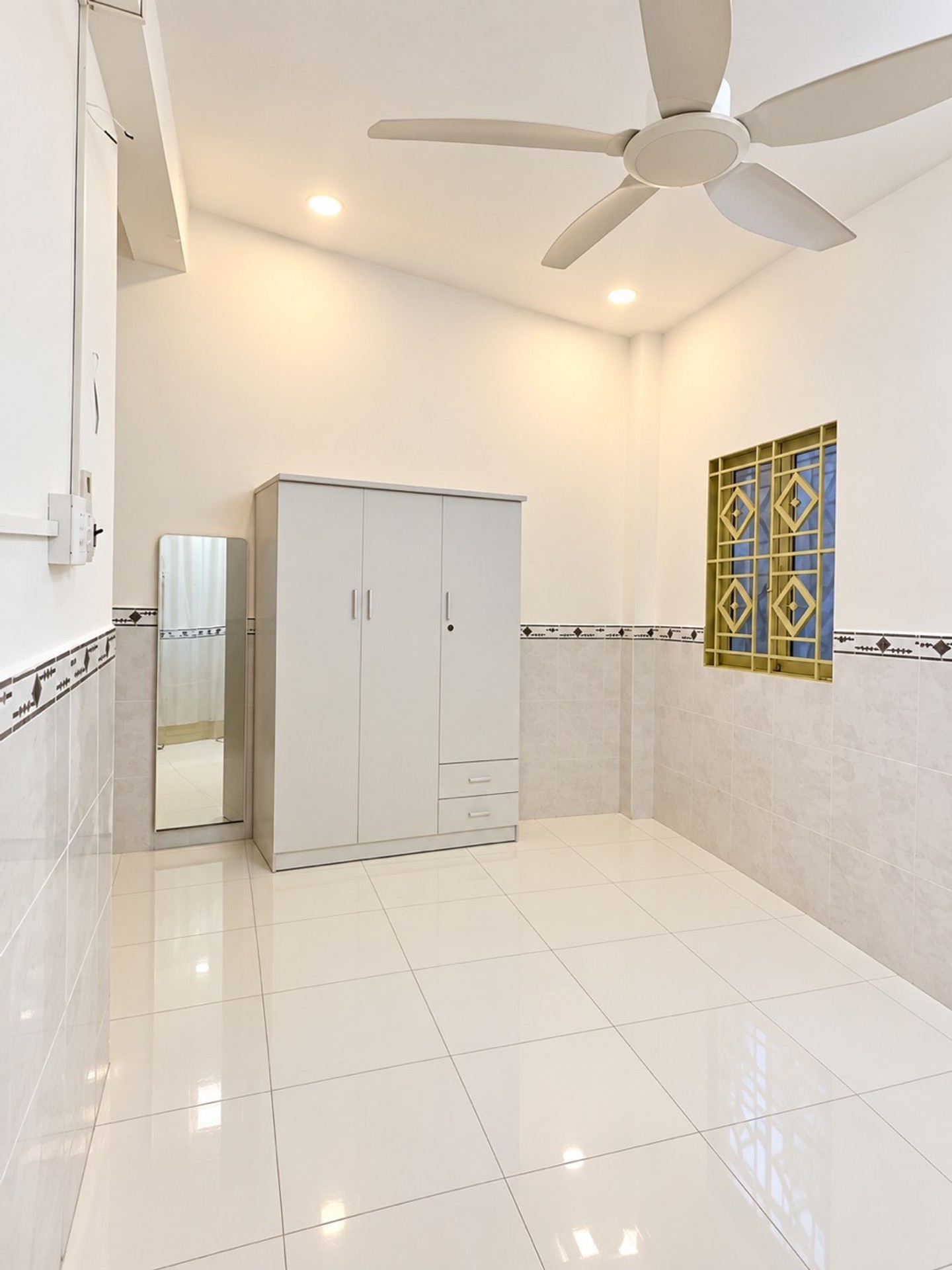 Bán nhà gần chợ Phú Nhuận - 5 Tầng 3Phòng Ngủ chỉ 3.x tỷ
