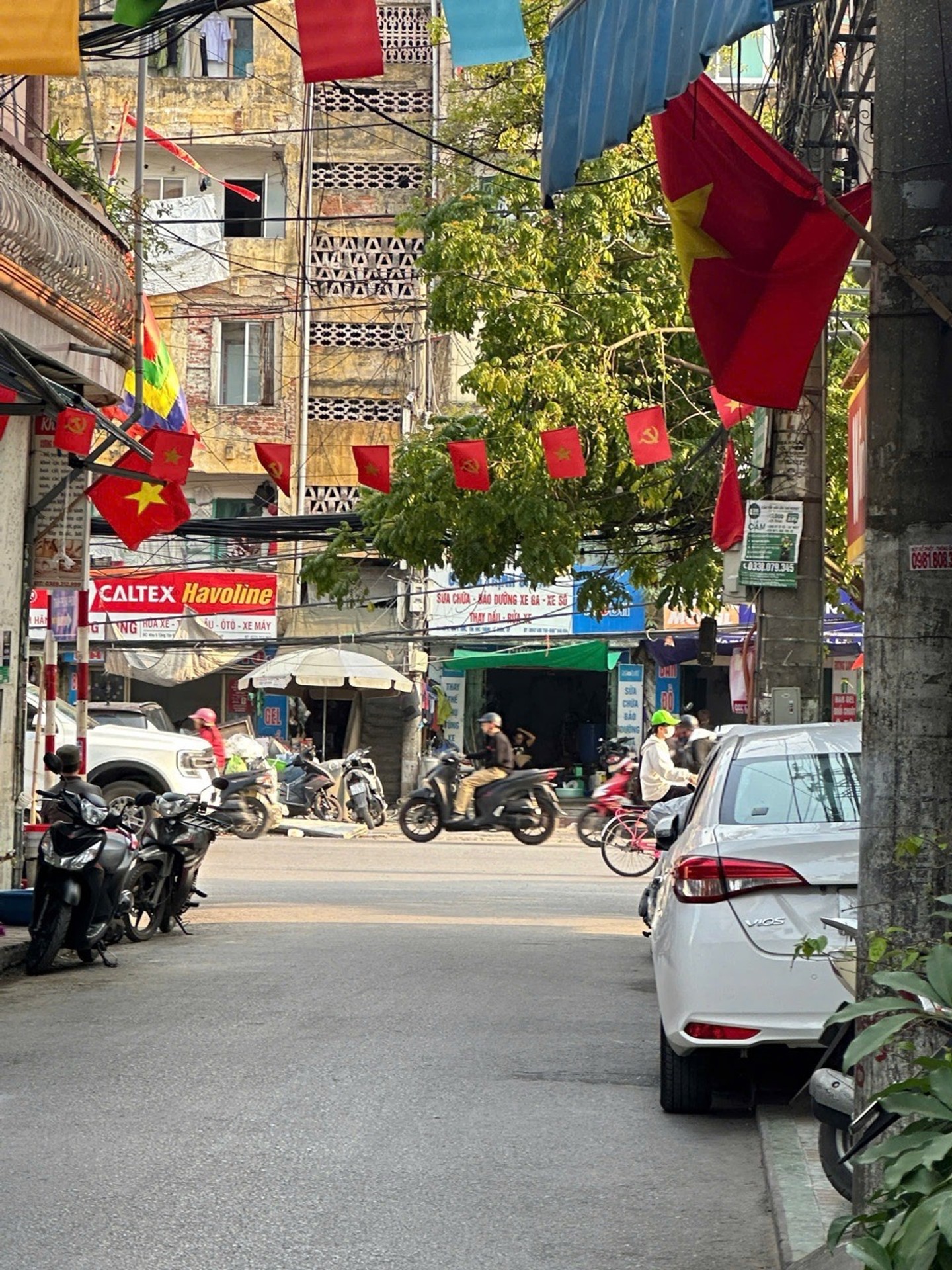 TÔN ĐỨC THẮNG - VỈA HÈ KINH DOANH - ÔTÔ TRÁNH - NGÕ THÔNG - SẦM UẤT