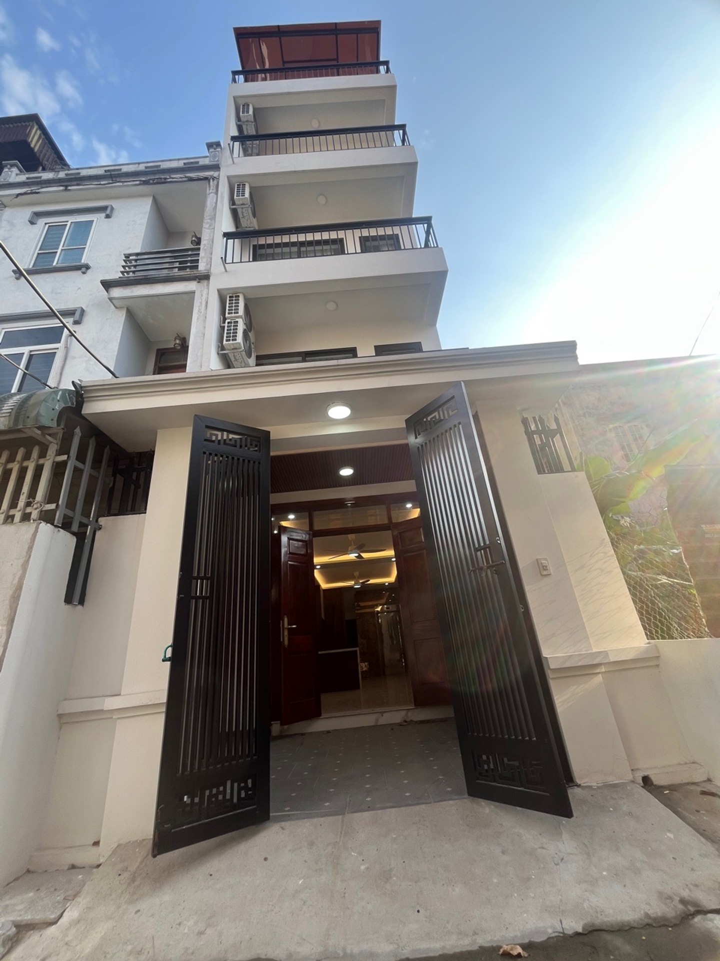 Bán nhà mặt phố Thanh Am - LONG Biên
5 tầng thang máy, mặt ngõ ô tô tránh kinh doanh tốt