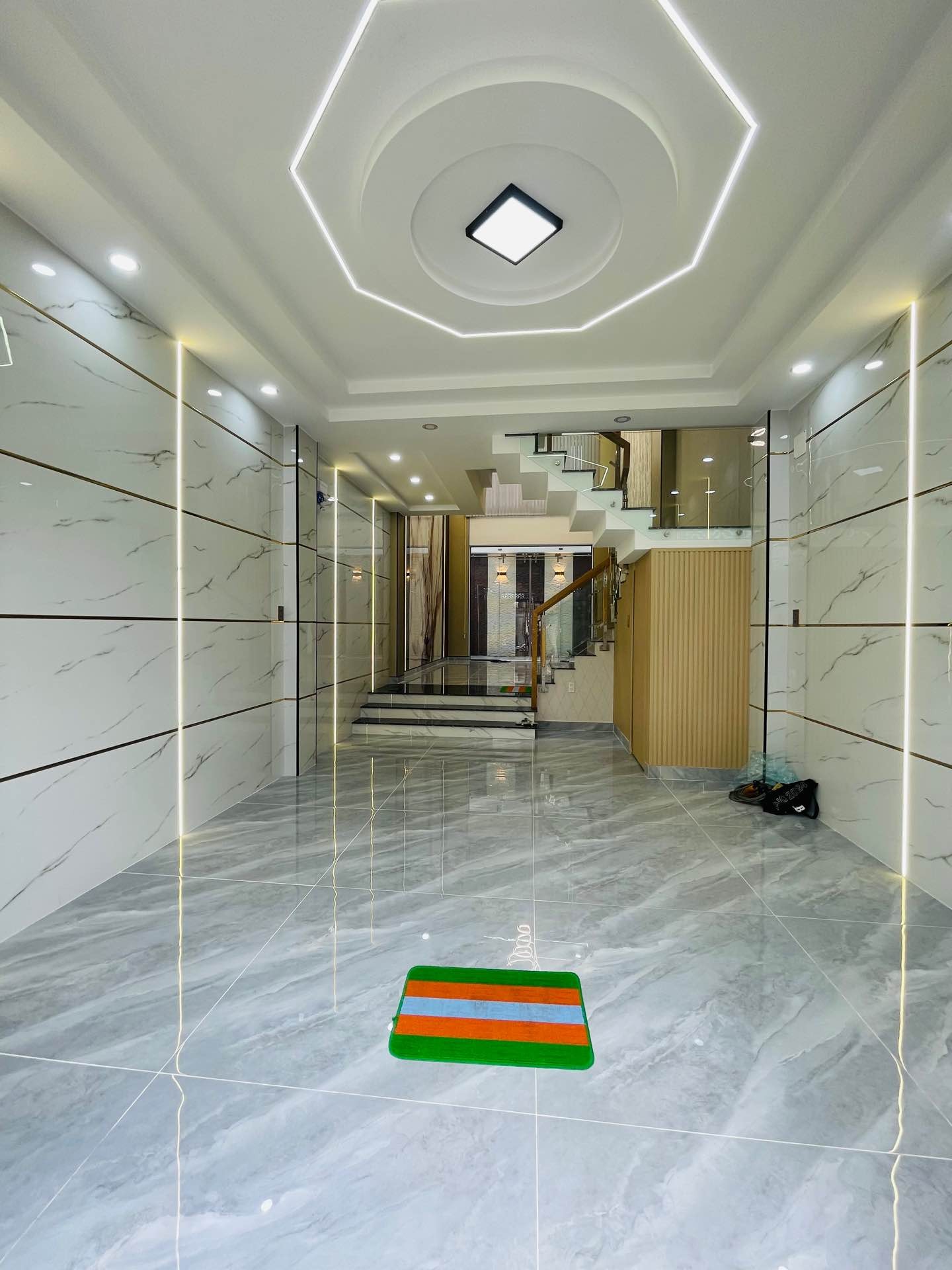 Nhà 5 tầng siêu đẹp trung tâm Bình Tân giá cực tốt