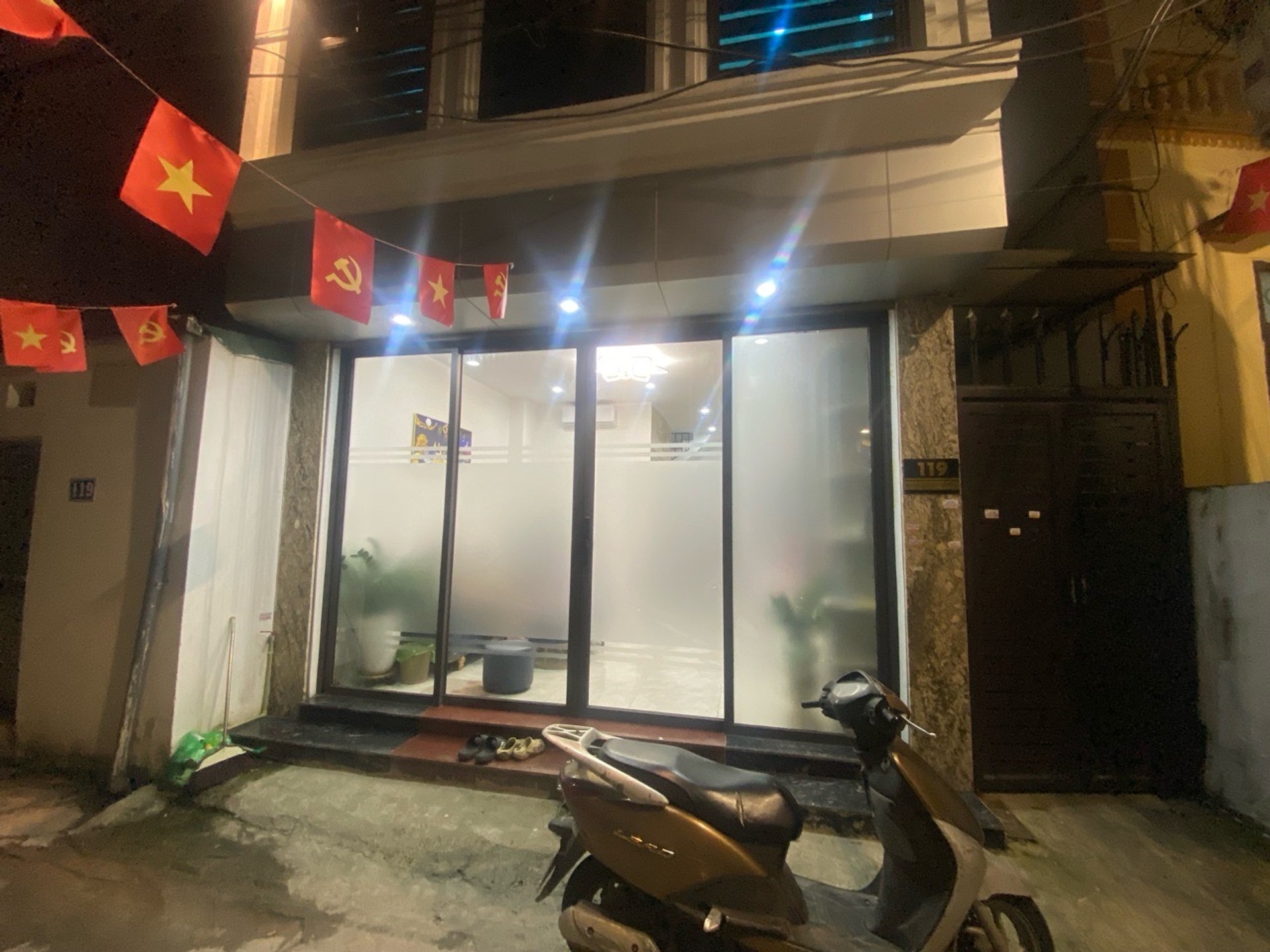 Nhà góc thang máy siêu xịn Định Công Hạ, ô tô đỗ cửa