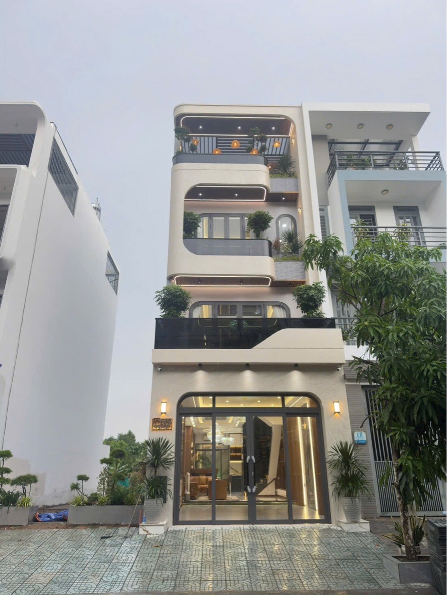 Cơ hội sở hữu nhà mặt phố 4 tầng sang trọng ngay Quận 7