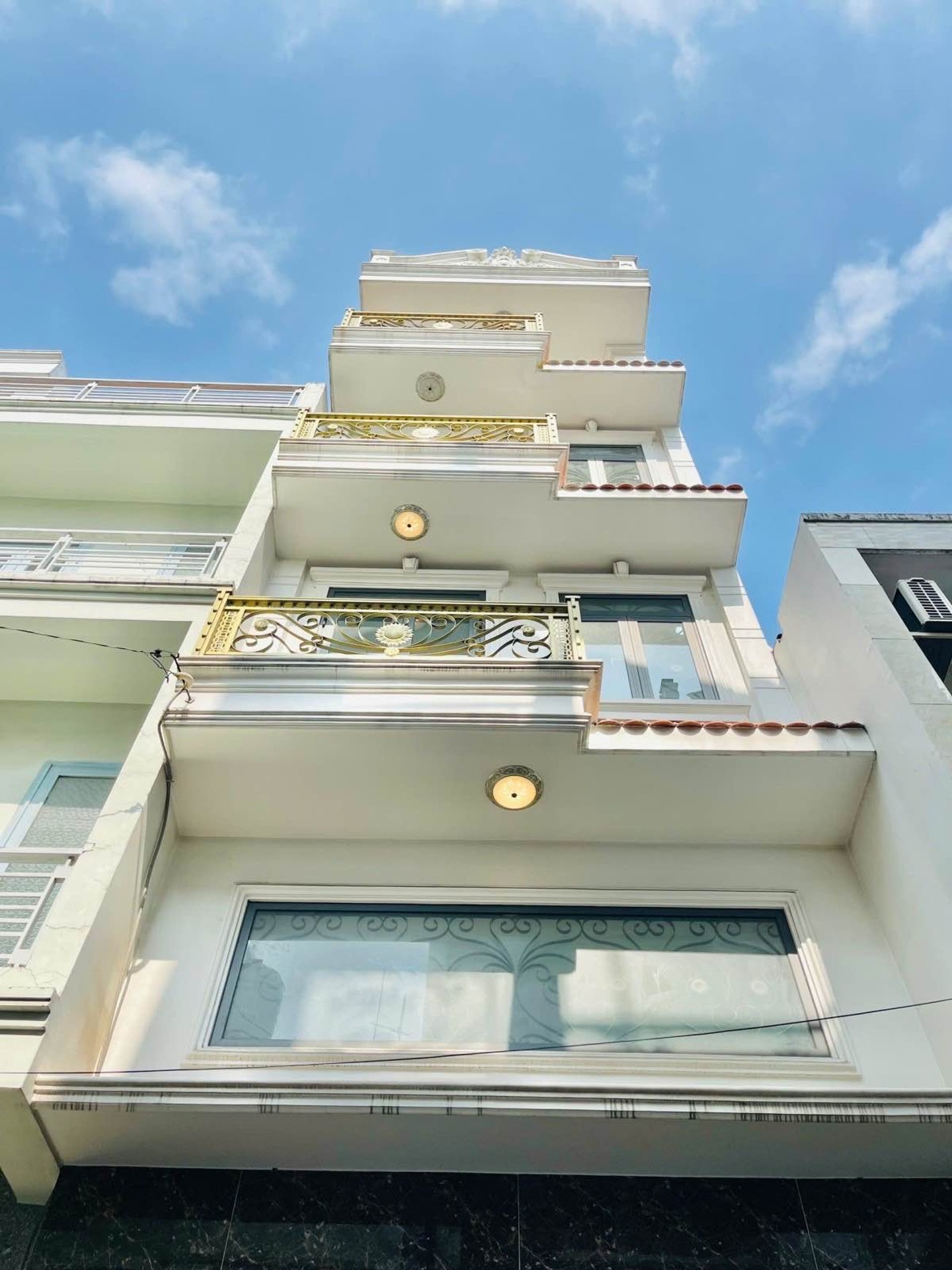 Nhà 2 mặt tiền rộng rãi, 4 tầng hiện đại giữa Bình Tân