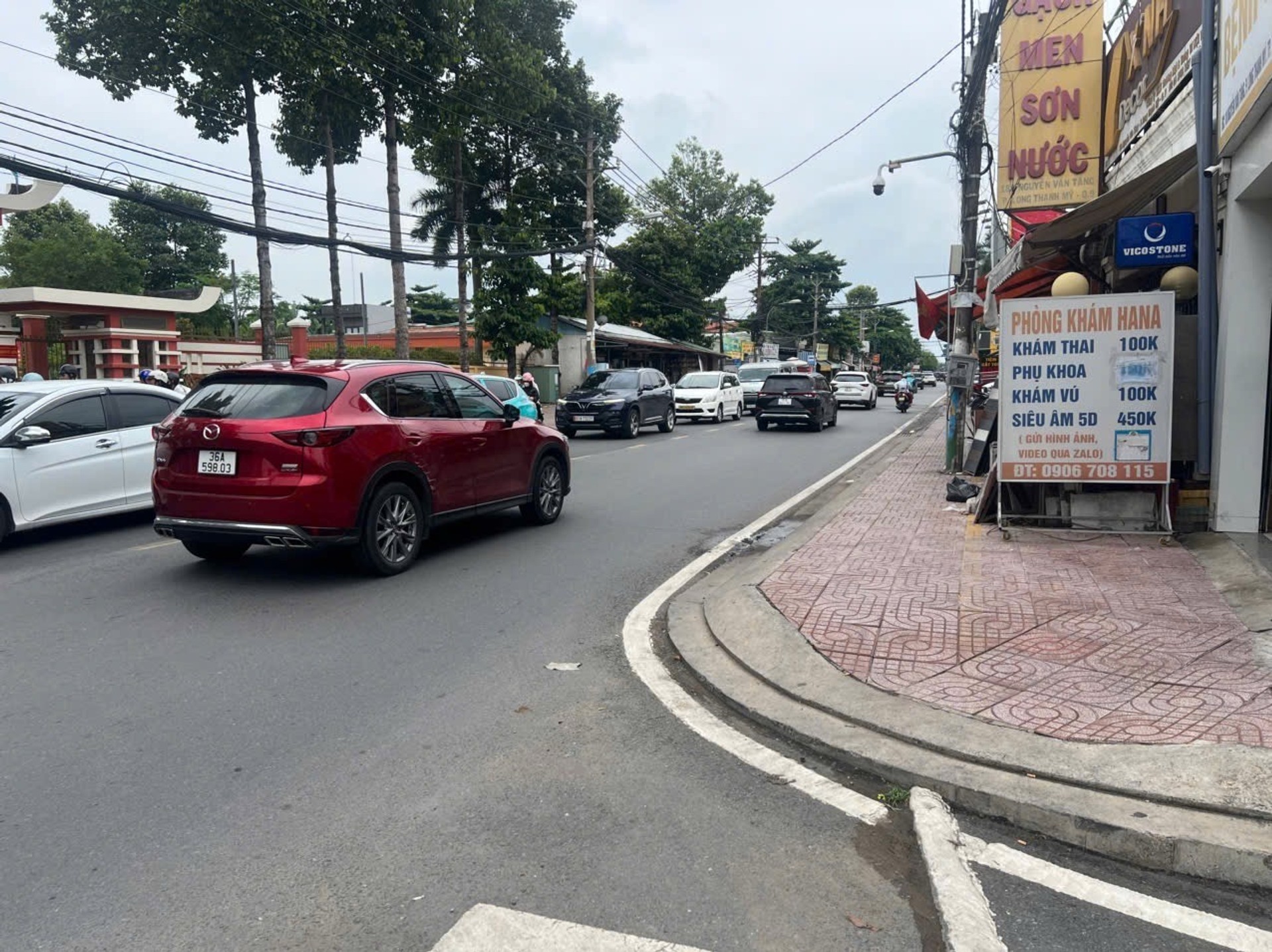 Nhà mặt phố lô góc Long Bình giá tốt, sẵn sàng kinh doanh ngay