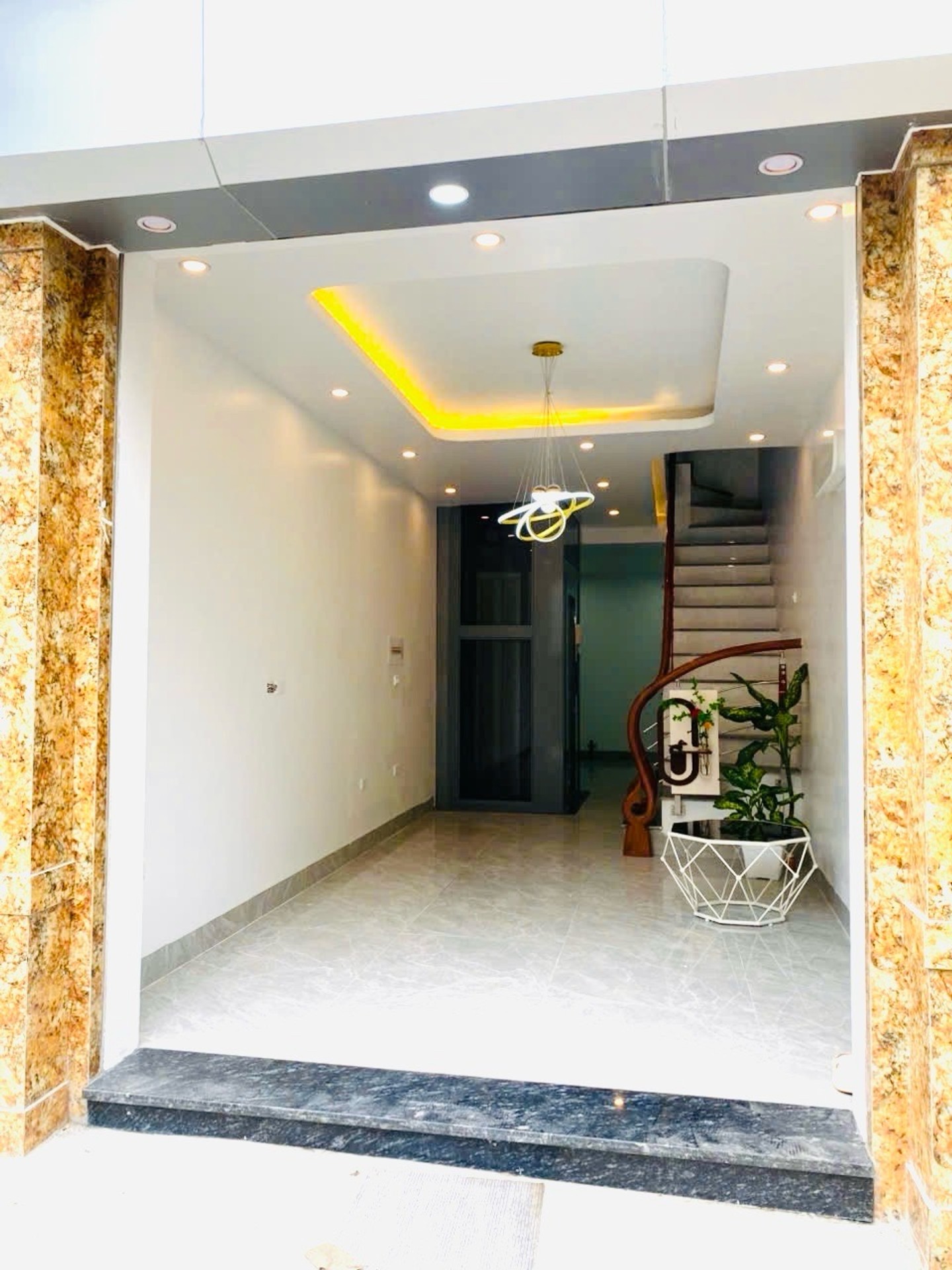Nhà 4 tầng có thang máy ngay trung tâm Hà Đông, 6 phòng ngủ rộng rãi