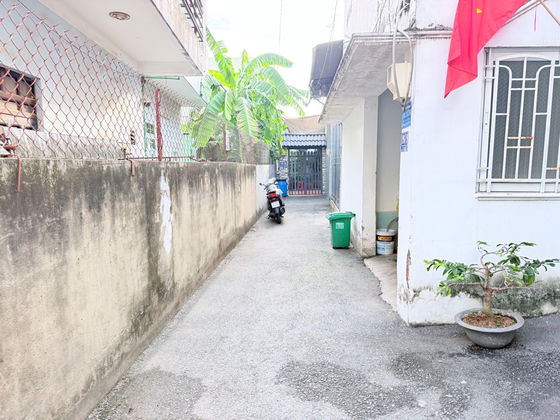 Nhà 2 tầng mới xây 65m2 ở phường Long Bình, giá 4.6 tỷ, hướng Nam