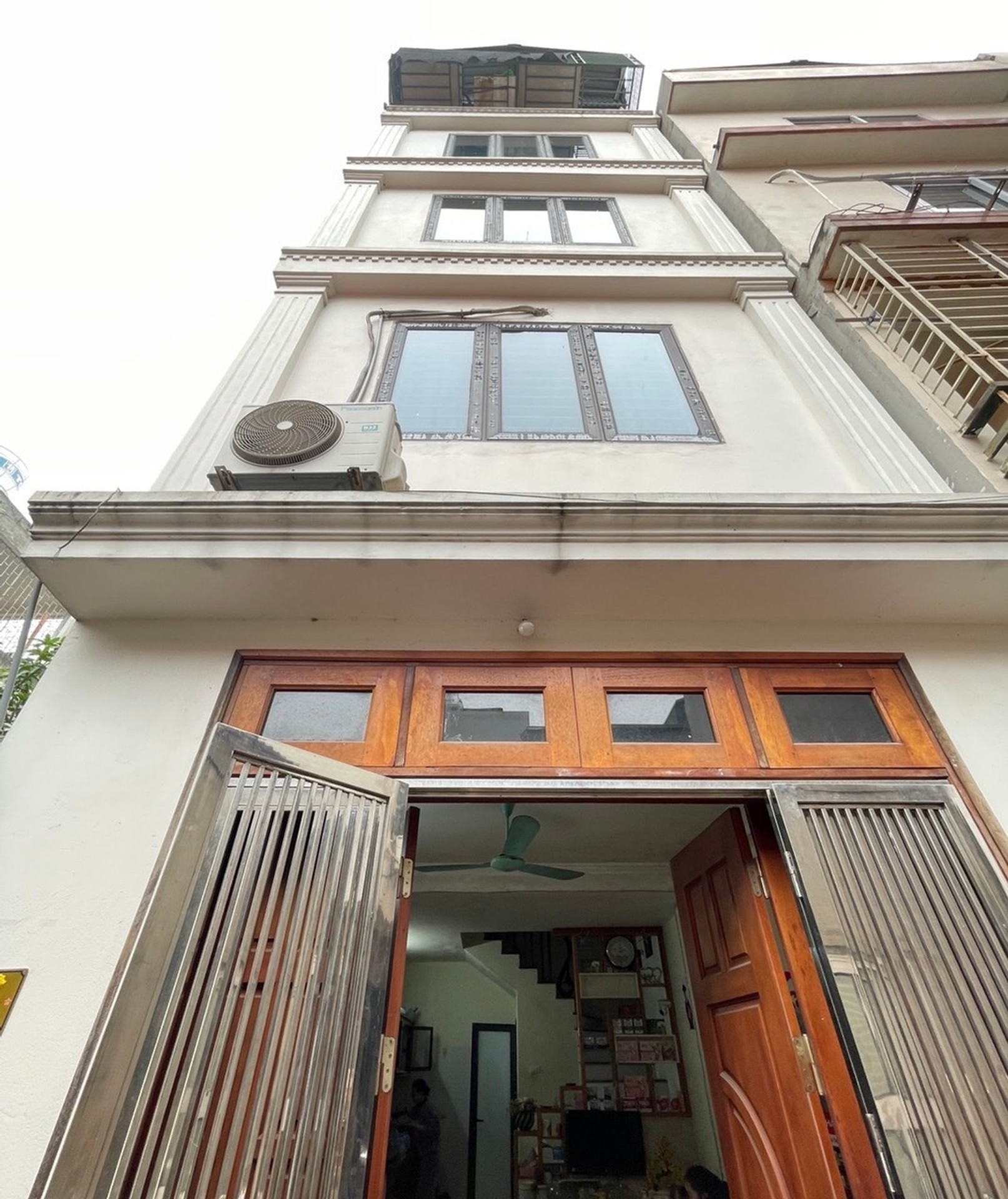Nhà 5 tầng vuông vắn, sáng thoáng ngay trung tâm Quận