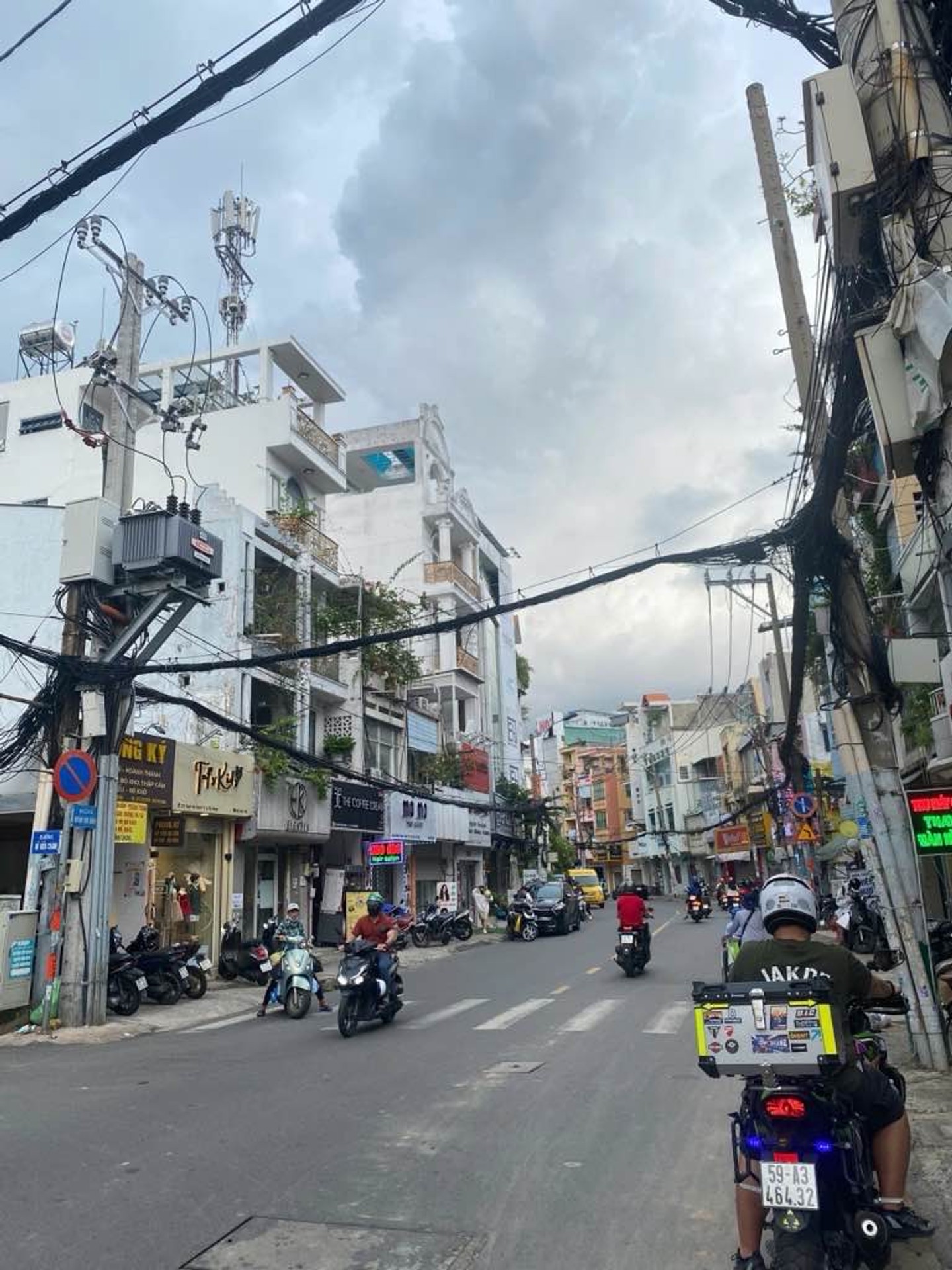 Bán nhà mặt phố Phú Nhuận 2 tầng, hẻm xe hơi, kinh doanh tốt