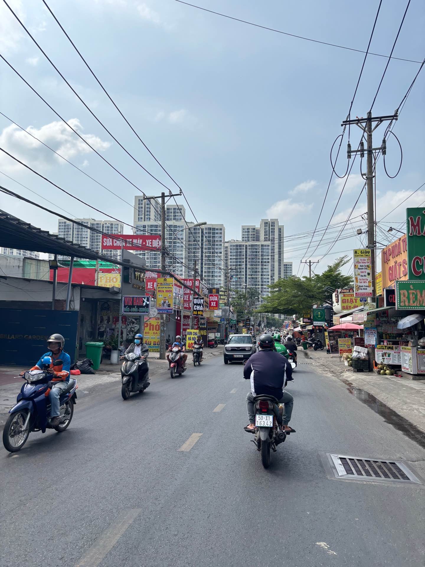 Nhà rộng mặt tiền ngay gần VinHome Quận 9, tiện ích đầy đủ