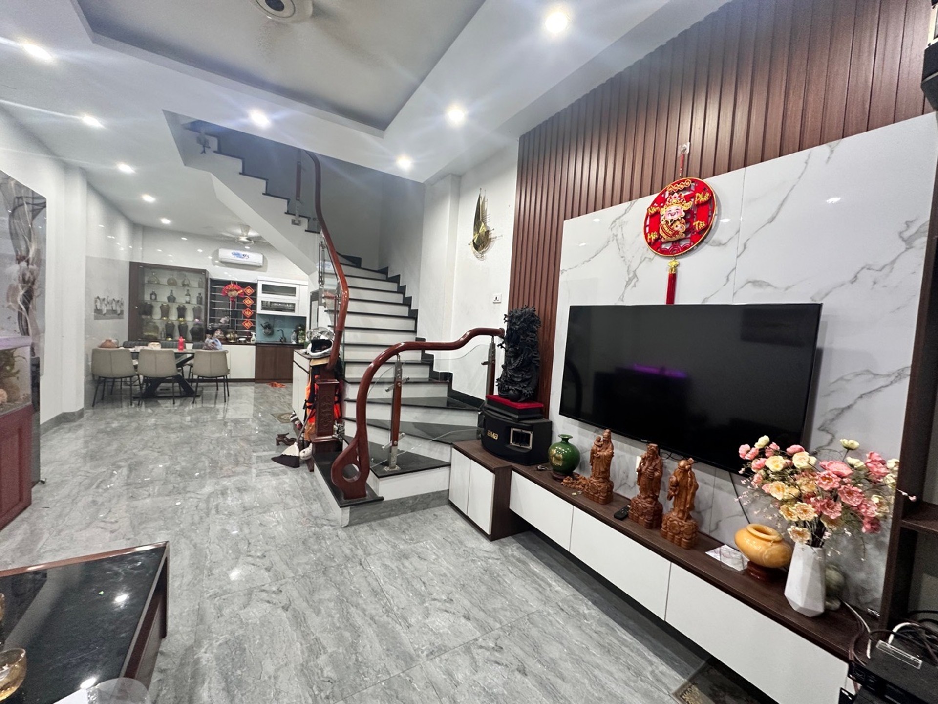 Nhà hiếm 5 tầng full nội thất ngay trung tâm Ngọc Thụy