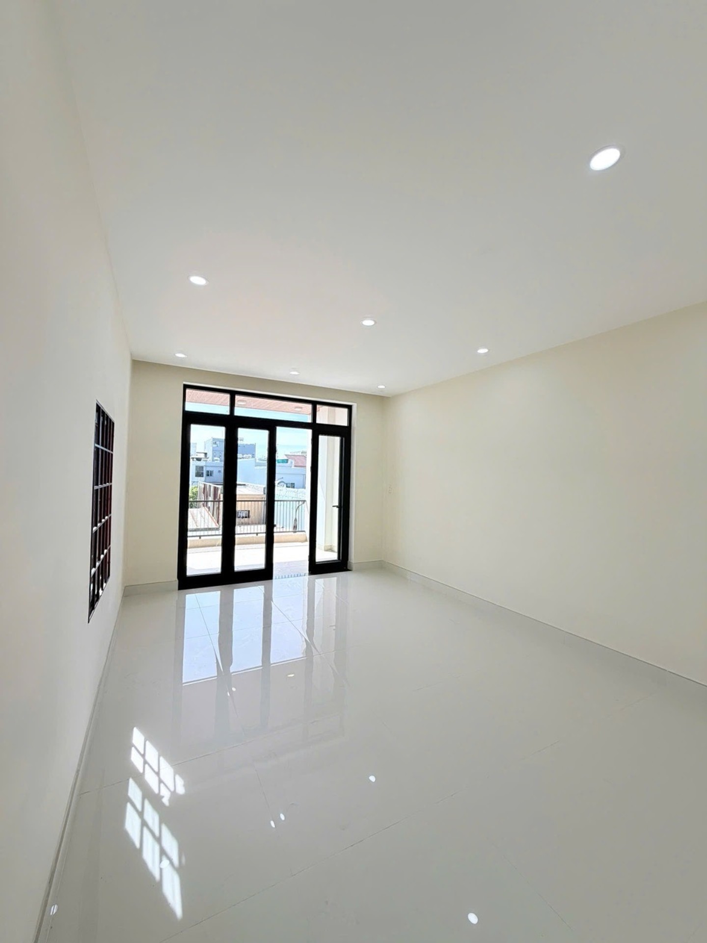 Bán nhà mặt phố 3 tầng, 72m² tại Nguyên Hồng, Thanh Khê. Giá 8 tỷ