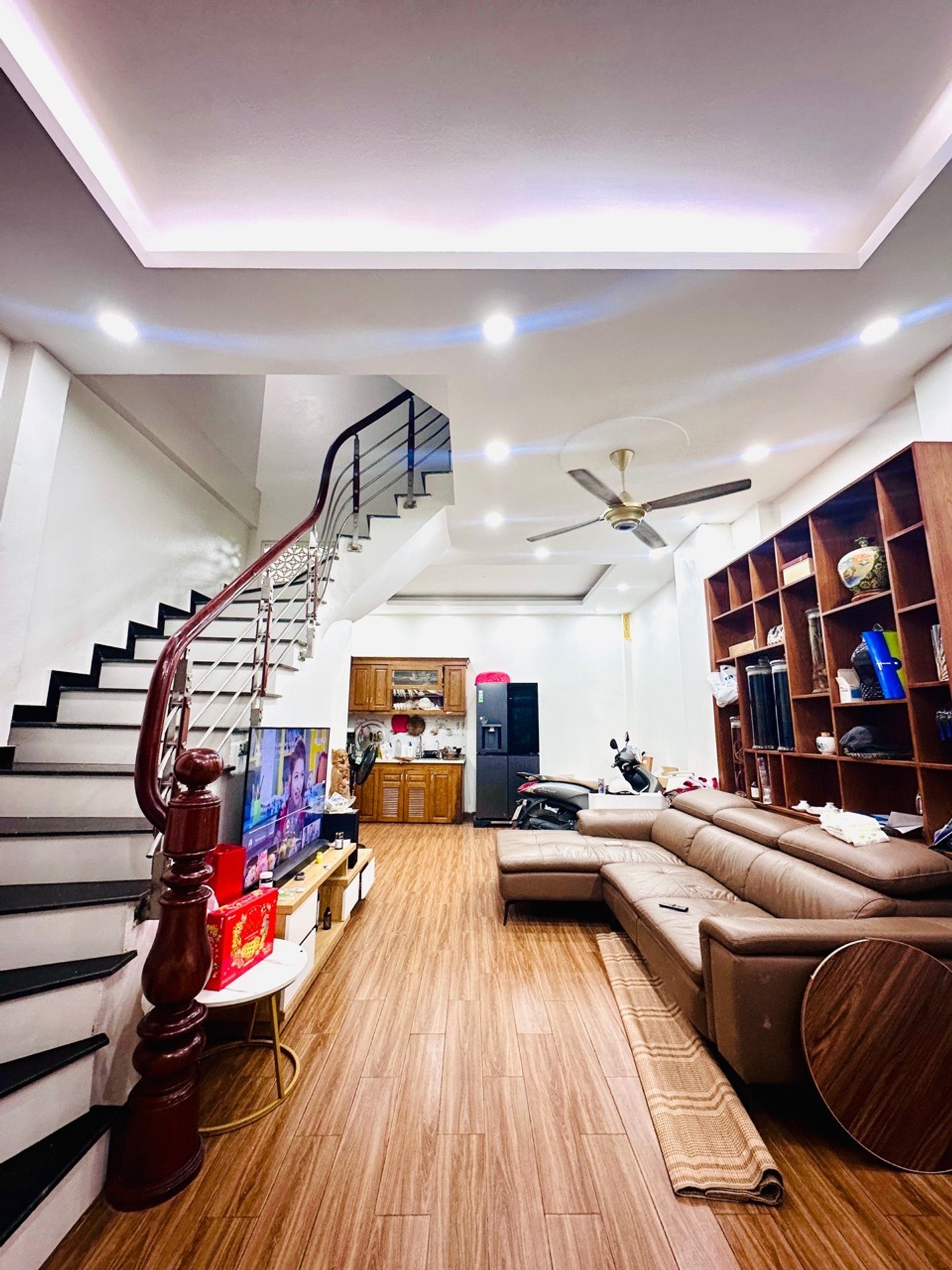 Nhà 3.5 tầng giá 6.2 tỷ tại Cổ Bi, gần hồ, ô tô tránh, vỉa hè rộng