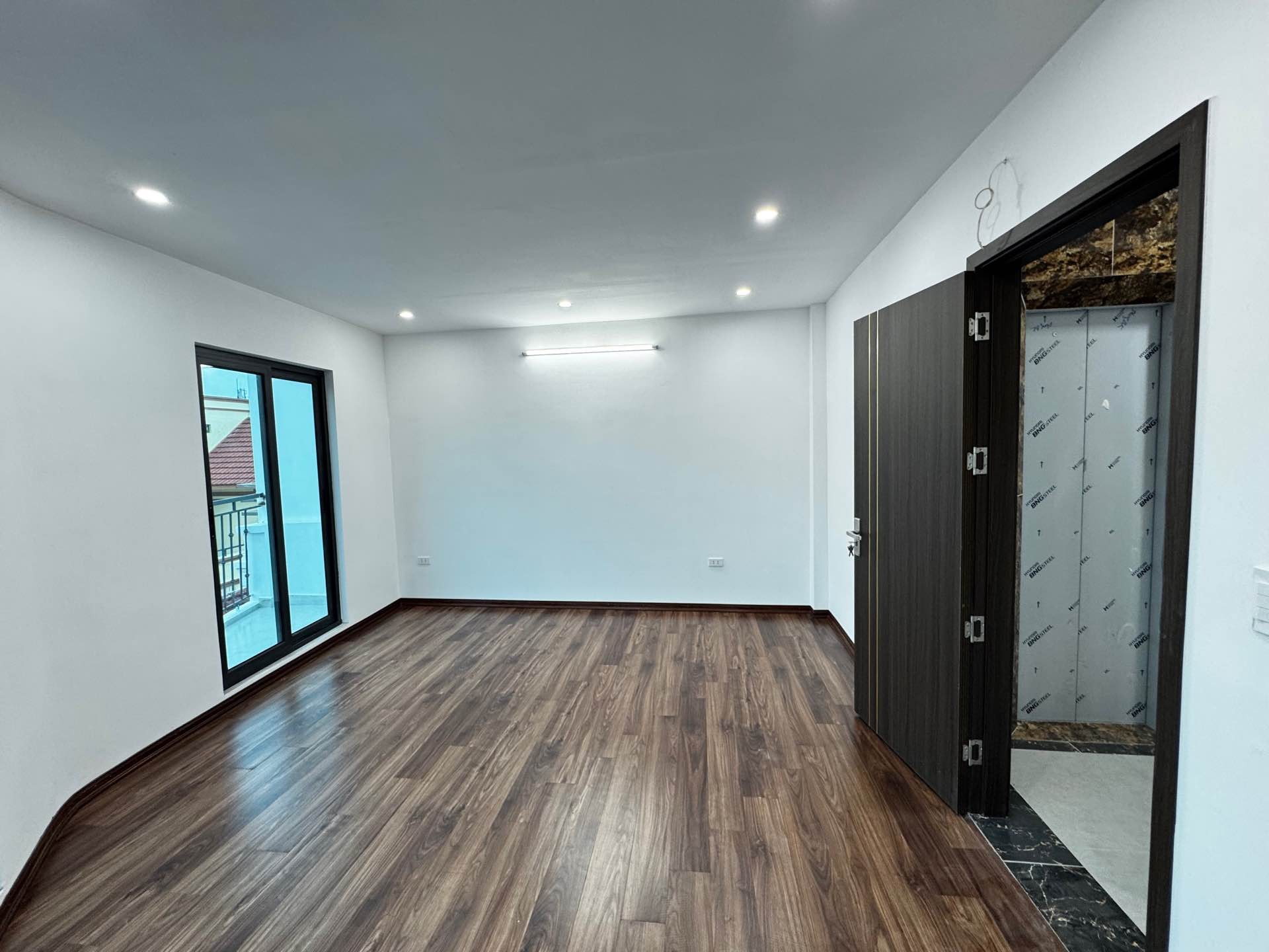 Nhà lô góc Đông Dư đón ô tô, kinh doanh nhỏ tiện lợi