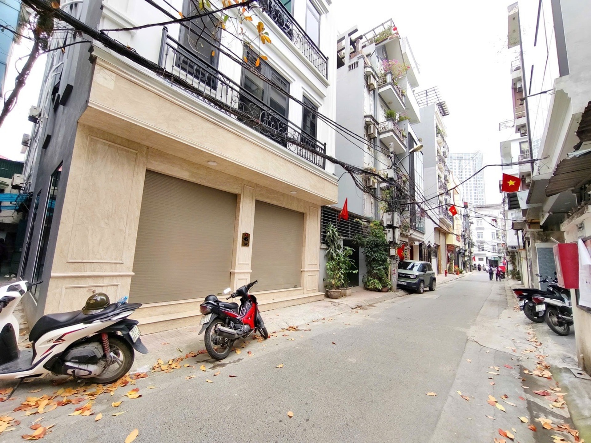 Bán tòa nhà Hoàng Đạo Thành - 6 tầng thang máy – Lô góc, vỉa hè ô tô tránh