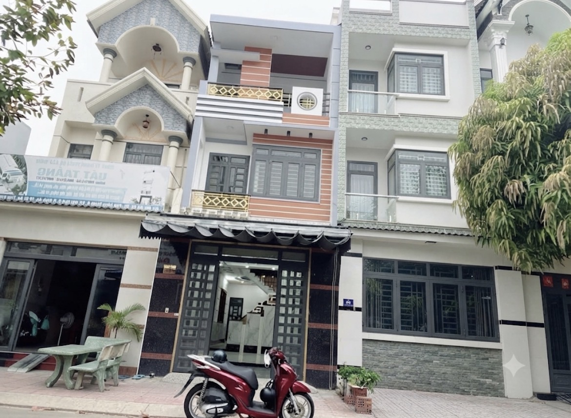 Bán nhà 3 tầng 4 phòng ngủ tại KDC diện tích 62m², pháp lý rõ ràng.