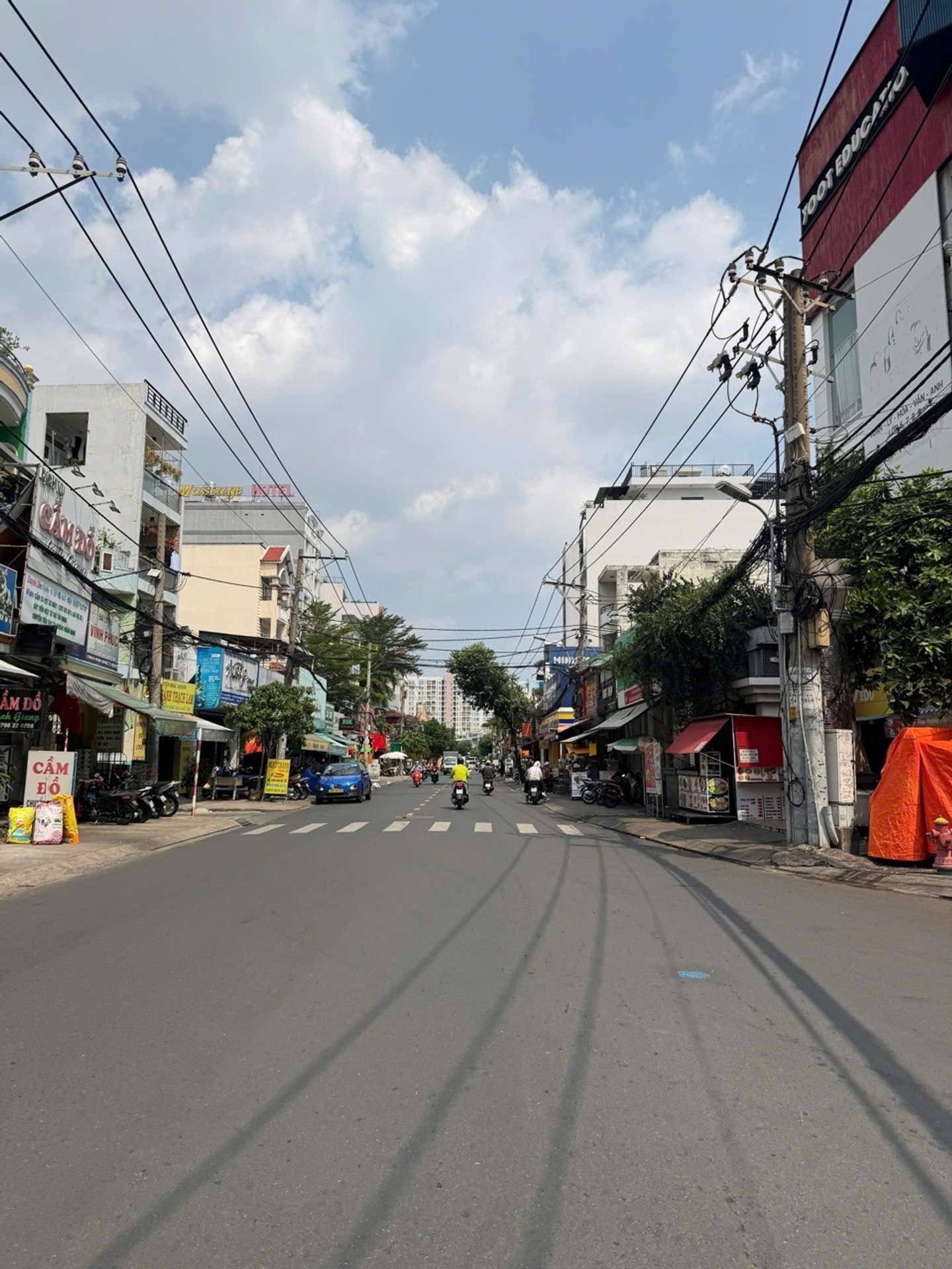 Nhà mặt phố 3 tầng lô góc tại Tân Phú giá 13,5 tỷ