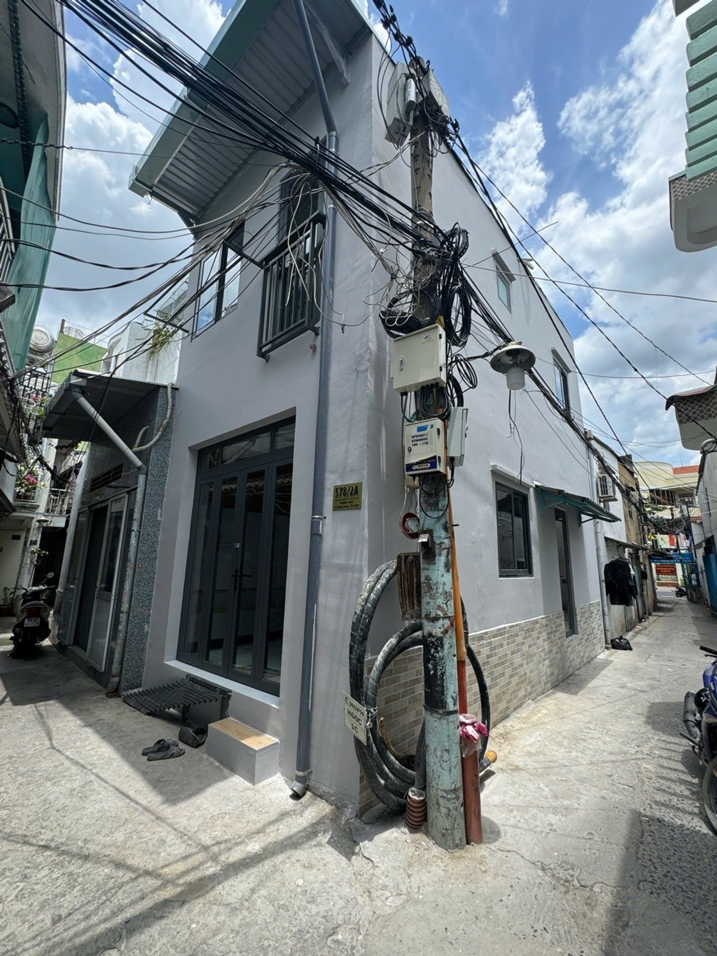 Nhà góc 2PN đẹp ngay trung tâm, di chuyển thuận tiện