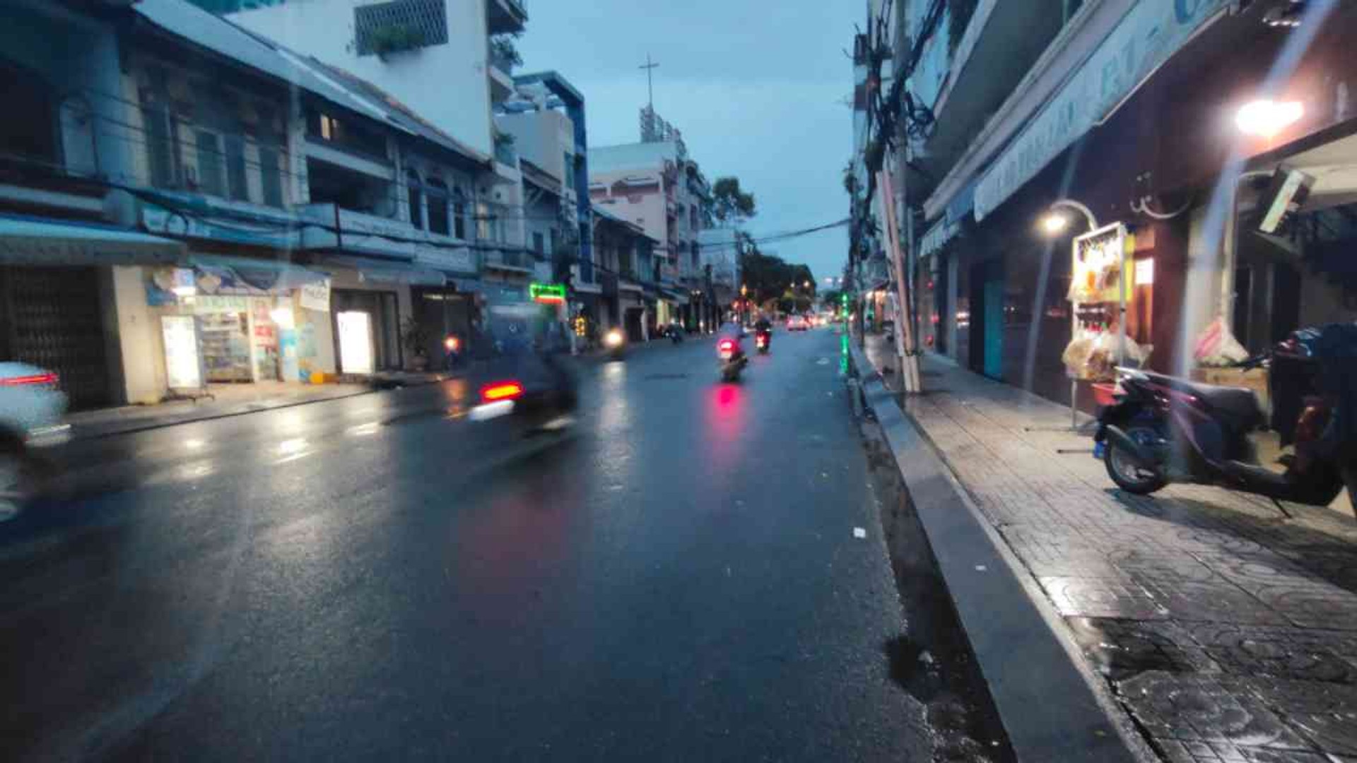Nhà mặt phố sang trọng, vị trí đắc địa ngay trung tâm thành phố