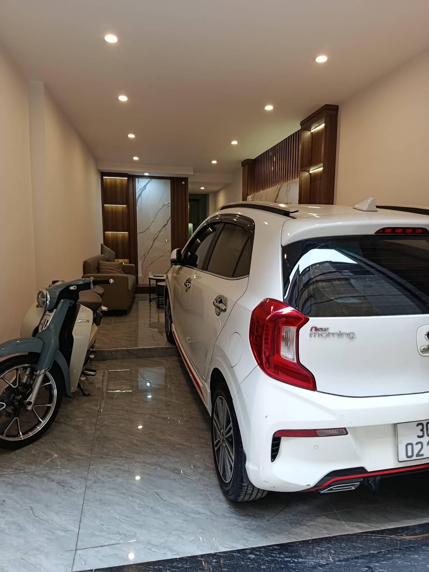 Nhà đẹp 4 tầng 5 ngủ ngõ ô tô Việt Hưng, tiện ích đầy đủ
