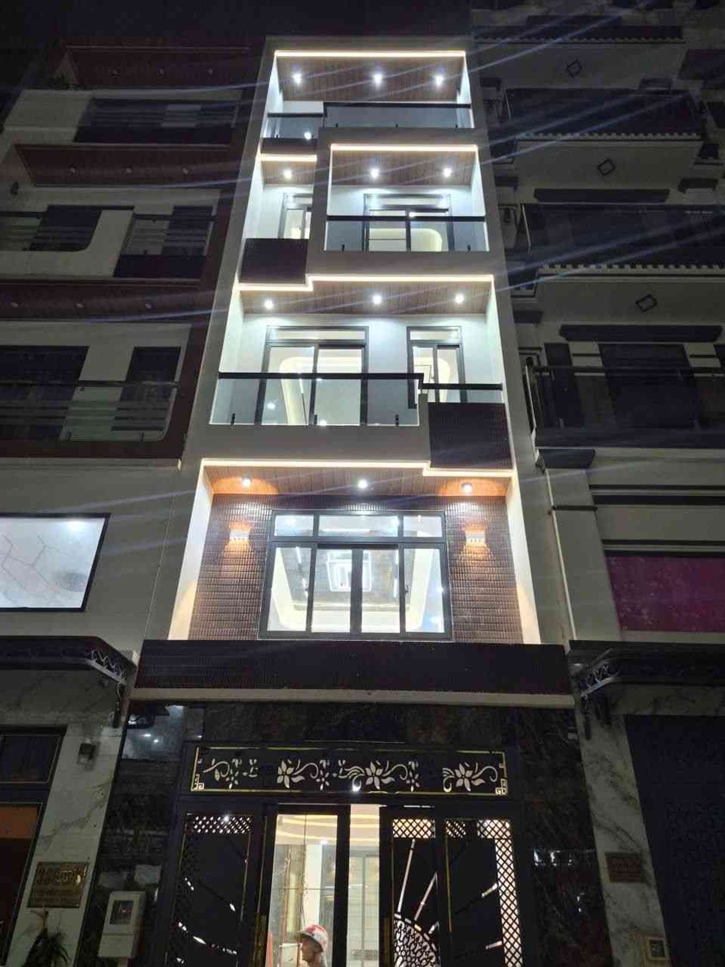 Bán nhà mặt phố phường Lê Văn Quới, diện tích 52m², 5 tầng có thang máy