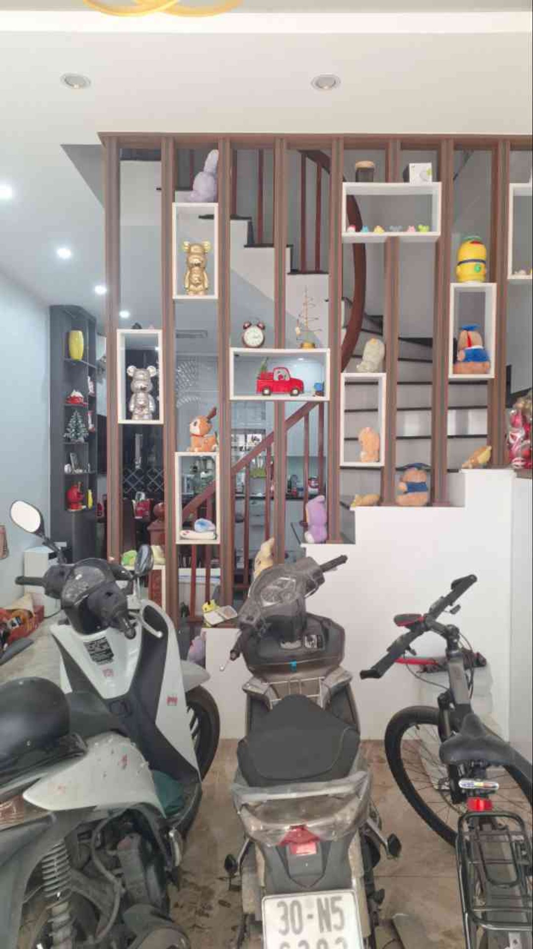 B.án nhà 5 tầng tại Nhật Tảo, diện tích 44m2, nhà đẹp gần phố và ô tô tránh