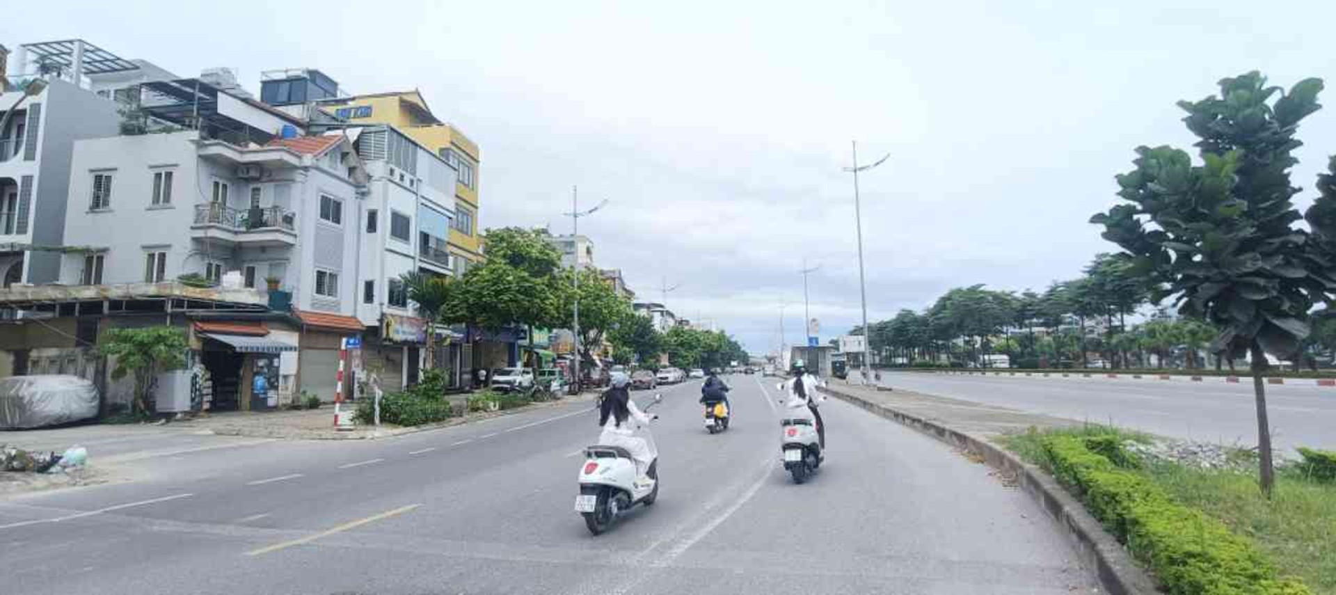 Nhà phố Lý Sơn - Sống gần phố ẩm thực sầm uất, ô tô đỗ cửa