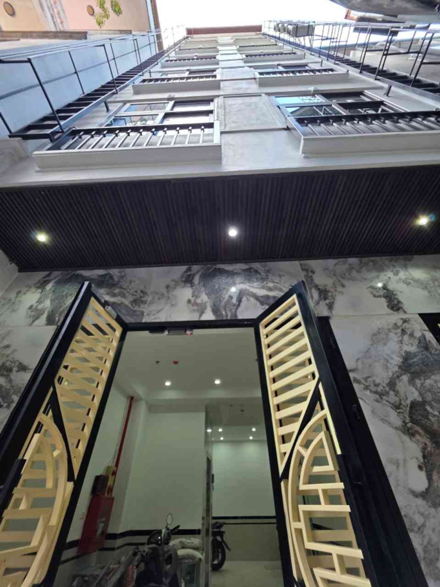 Cơ hội hiếm có sở hữu tòa căn hộ dịch vụ 9 tầng lô góc tại Tam Trinh dòng tiền tốt 100tr/tháng