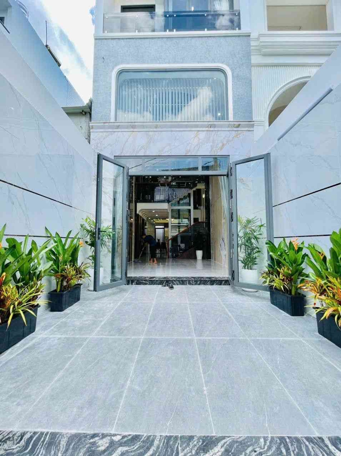 Bán nhà mặt phố khu Tên Lửa, 5 tầng, có thang máy, giá gần 10 tỷ.