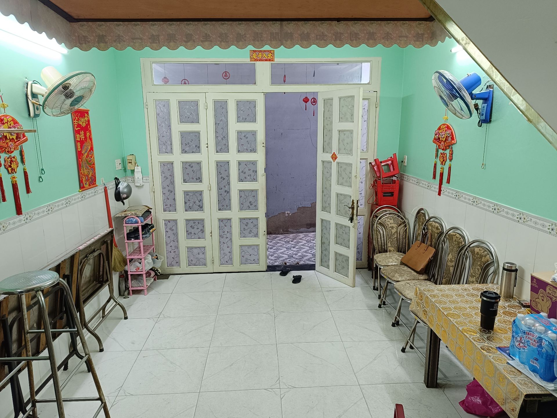 Nhà 3 tầng 4 phòng ngủ gần mặt tiền Phú Định, siêu tiện nghi