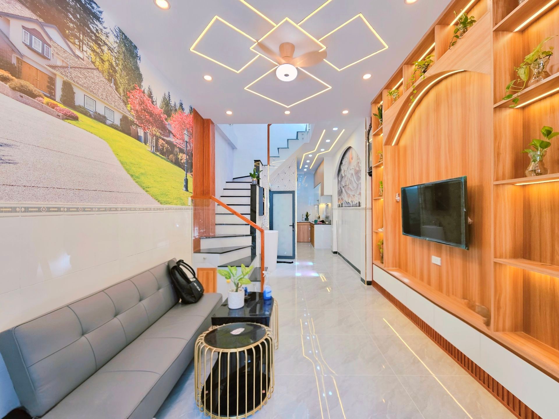 Bán nhà 2 tầng 3PN gần sân bay, diện tích 32.4m2, giá 5.4 tỷ