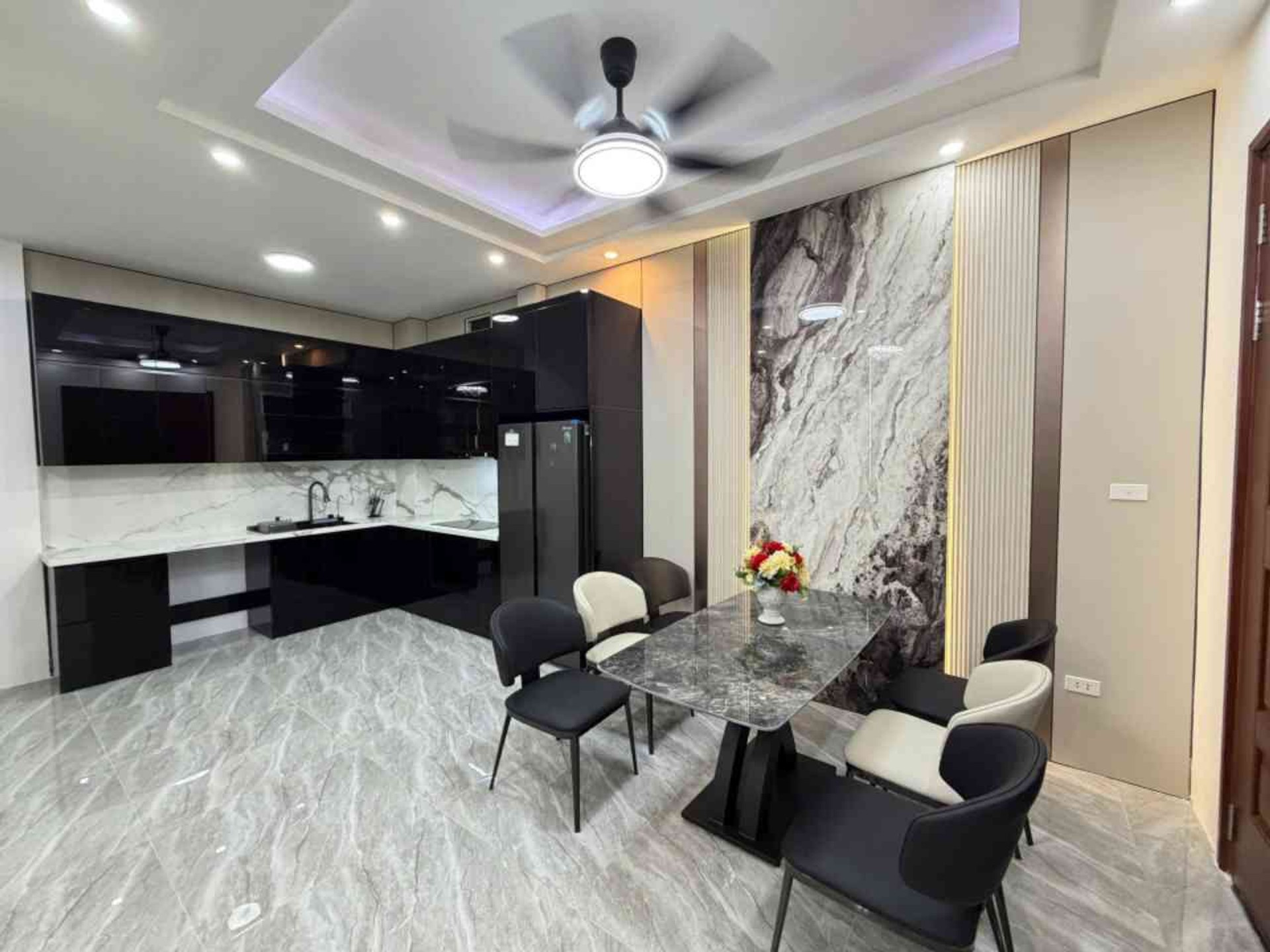 Bán nhà riêng 5 tầng tại phường Thịnh Liệt, quận Hoàng Mai, lô góc, ô tô qua nhà