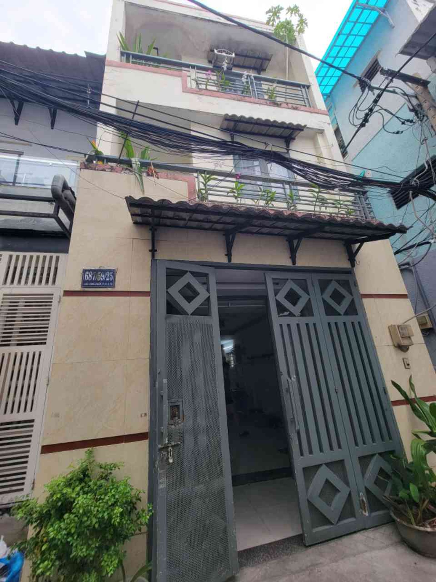 Bán nhà riêng 3 tầng tại Lạc Long Quân, diện tích 39.9 m2, hẻm xe hơi nhỏ