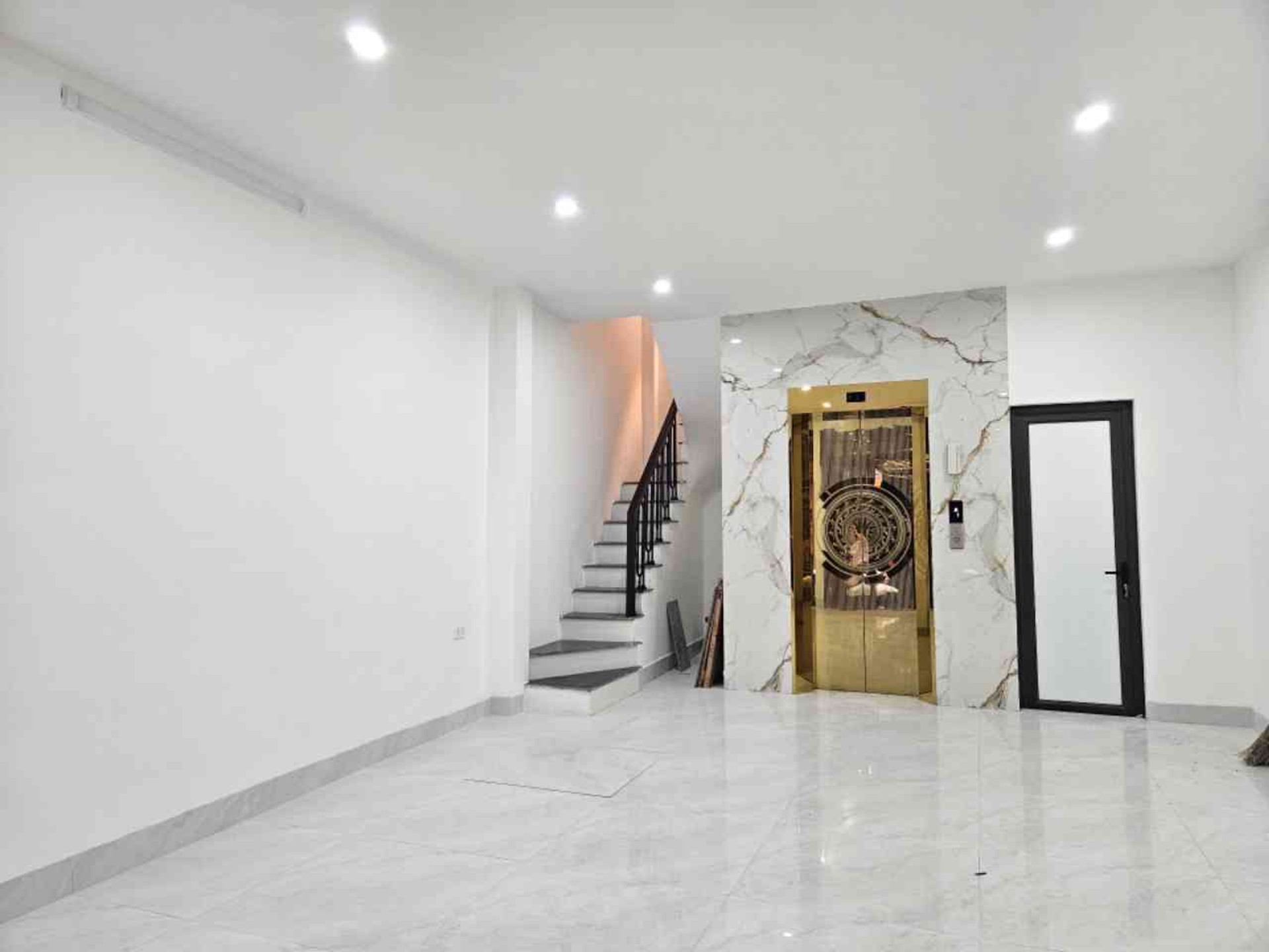 Trương Định Nhà 7 tầng thang máy mặt tiền rộng - cơ hội đầu tư siêu lợi nhuận - 16, 8Tỷ