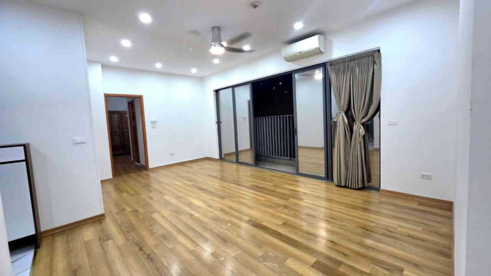Bán căn hộ chung cư mặt đường Trịnh Văn Bô, 3 ngủ 2wc, full nội thất
