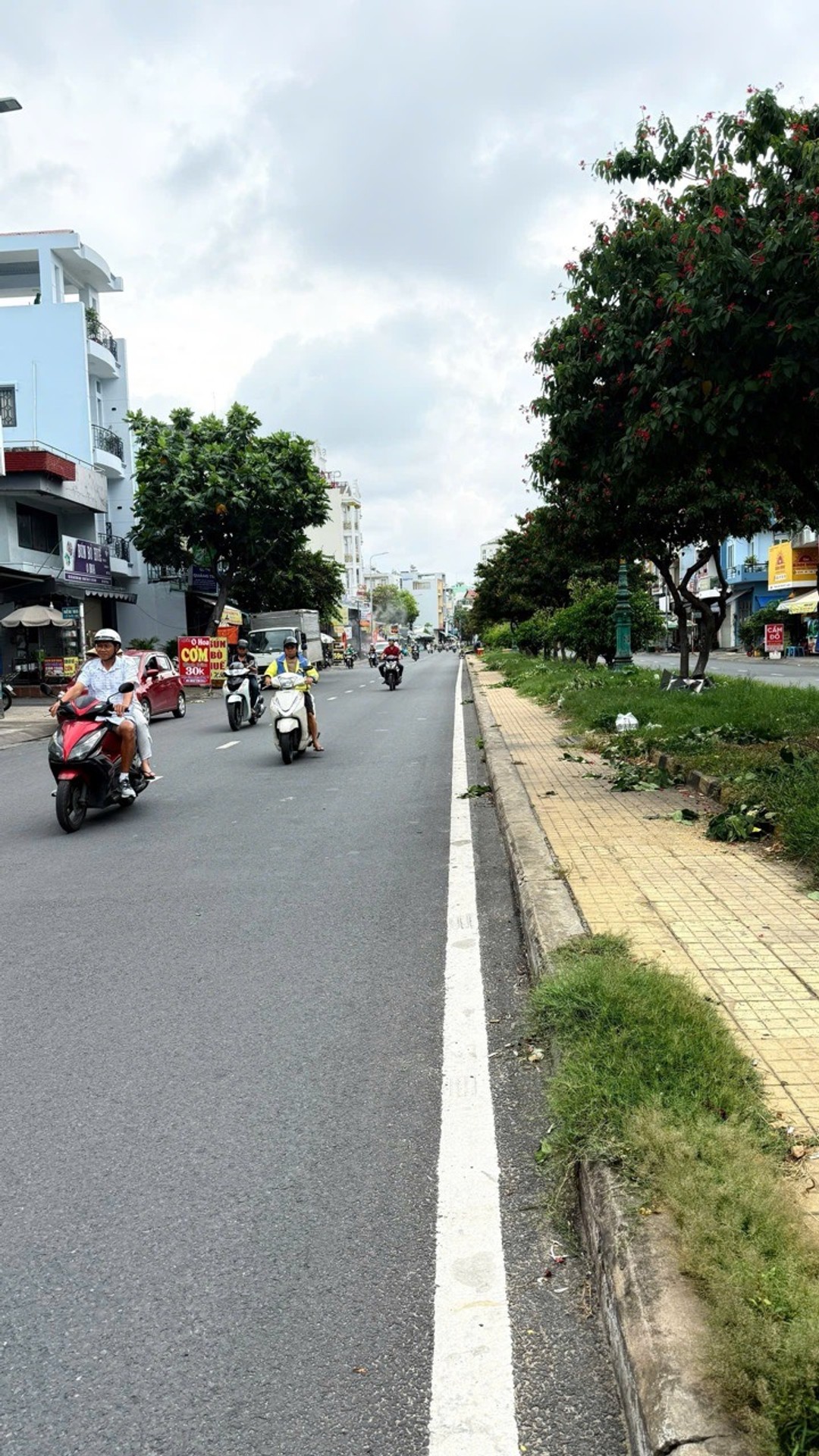 MẶT TIỀN VIP LÊ THÚC HOẠCH - ĐƯỜNG RỘNG 30M KINH DOANH ĐỈNH - NGANG 8M - DÒNG TIỀN 30 TRIỆU