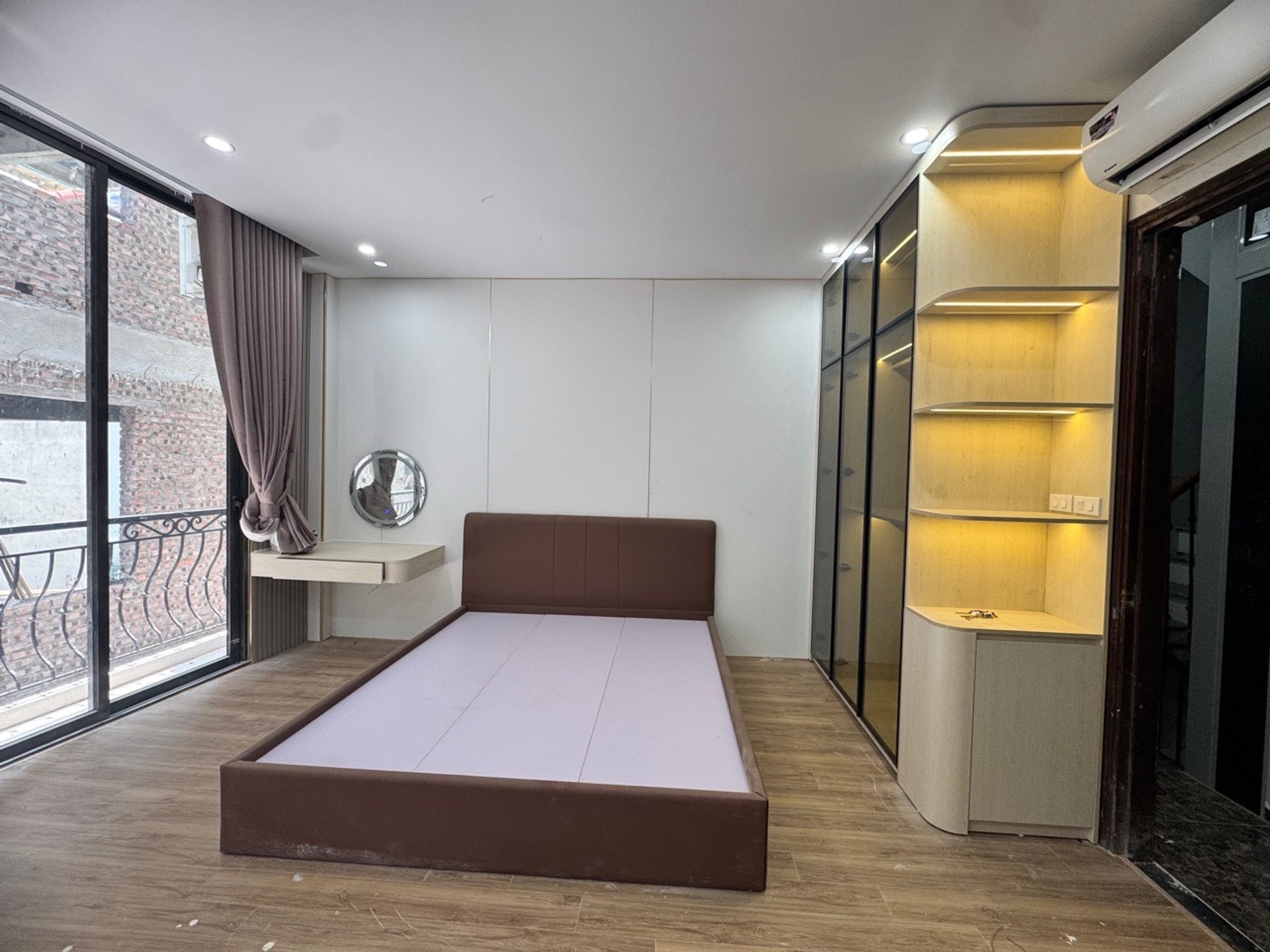 Nhà 6 tầng có thang máy view hồ Lâm Du, full nội thất xịn - Gần ô tô