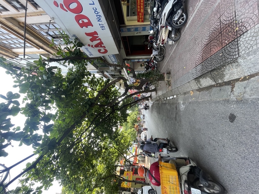 Bán nhà mặt phố Ngọc Lâm, gần ngã tư Hồng Tiến, kinh doanh sầm uất