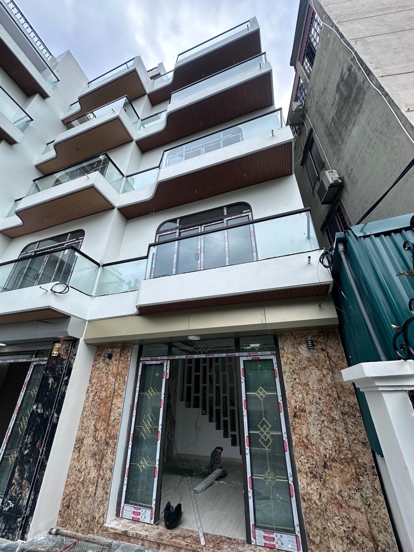 SIÊU PHẨM XÂY MỚI- 6 TẦNG THANG MÁY- FULL NỘI THẤT- GẦN KĐT LINH ĐÀM- Ô TÔ ĐỖ CỬA NGÀY ĐÊM