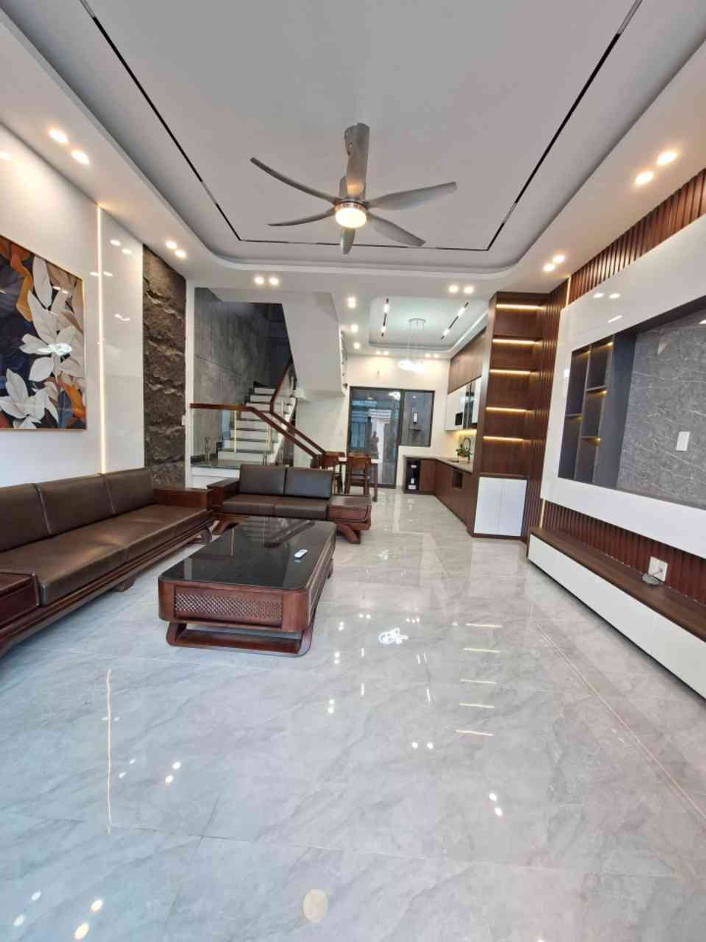 Nhà 3 tầng hiện đại tại Nam Sơn, tiện nghi đầy đủ