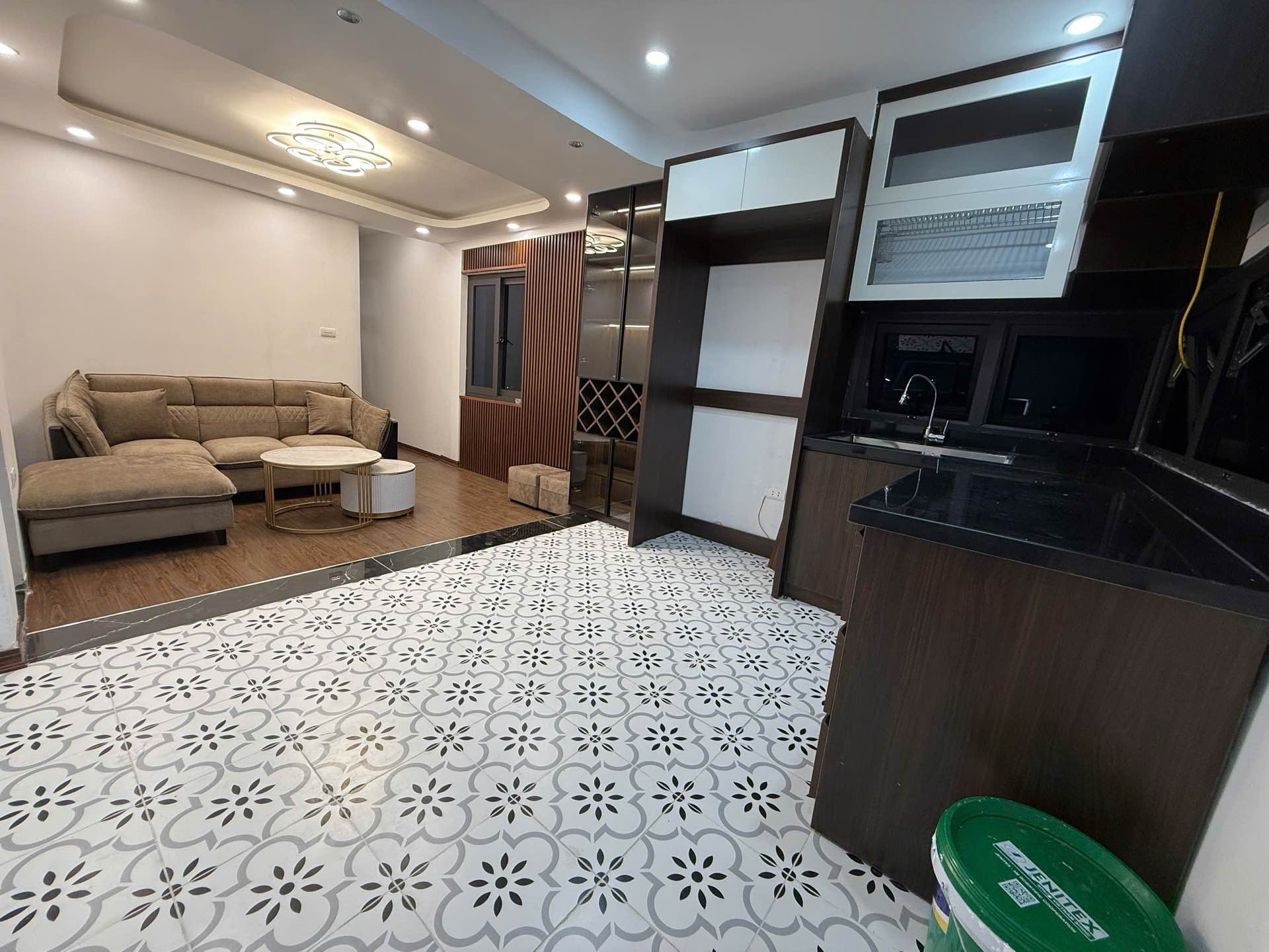 Tập thể tầng 4 đẹp sẵn về ở luôn