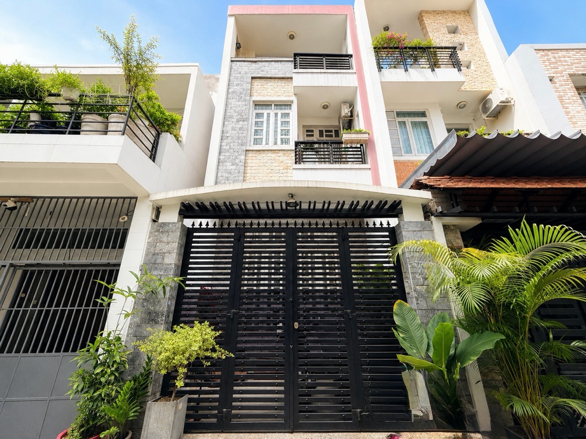 Bán nhà 4 tầng hẻm ô tô khu Bình Thạnh, diện tích 68m2