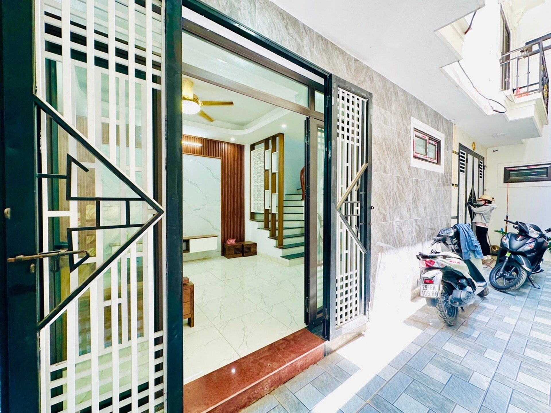 Nhà 5 tầng, 3 phòng ngủ tại Cổ Linh, Thạch Bàn giá 7.5 tỷ